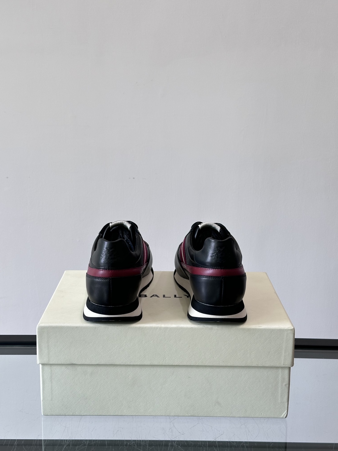 BALLY/巴利新款男士厚底皮革运动休闲鞋，这款皮革运动鞋采用小牛皮拼接打造，糅合优雅风范与创新设计。两