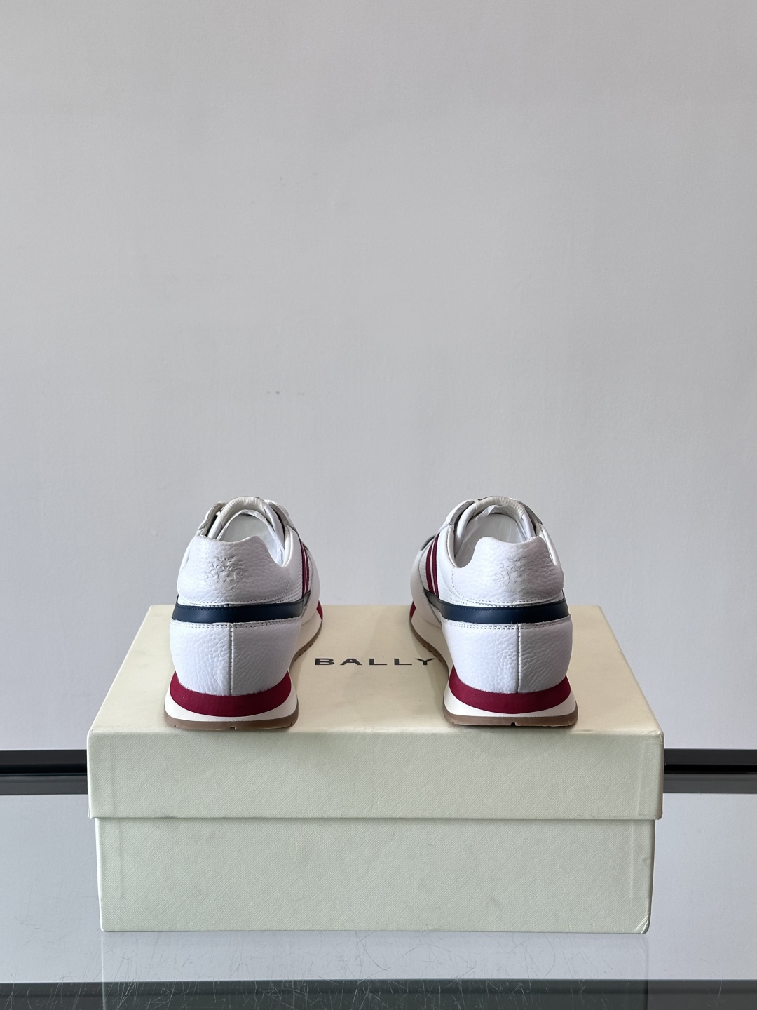 BALLY/巴利新款男士厚底皮革运动休闲鞋，这款皮革运动鞋采用小牛皮拼接打造，糅合优雅风范与创新设计。两