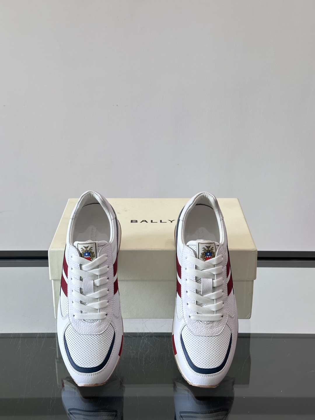BALLY/巴利新款男士厚底皮革运动休闲鞋，这款皮革运动鞋采用小牛皮拼接打造，糅合优雅风范与创新设计。两