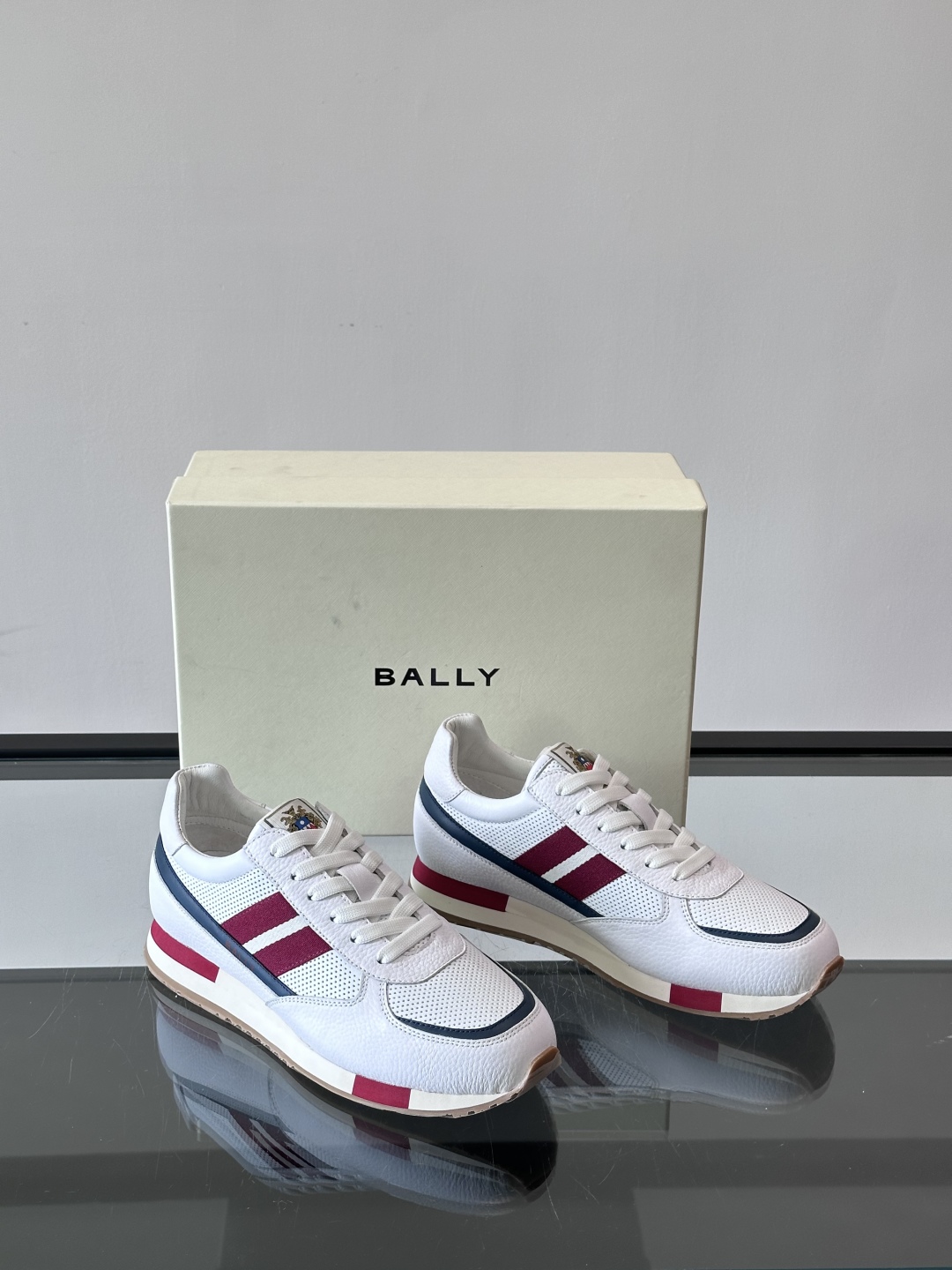 BALLY/巴利新款男士厚底皮革运动休闲鞋，这款皮革运动鞋采用小牛皮拼接打造，糅合优雅风范与创新设计。两