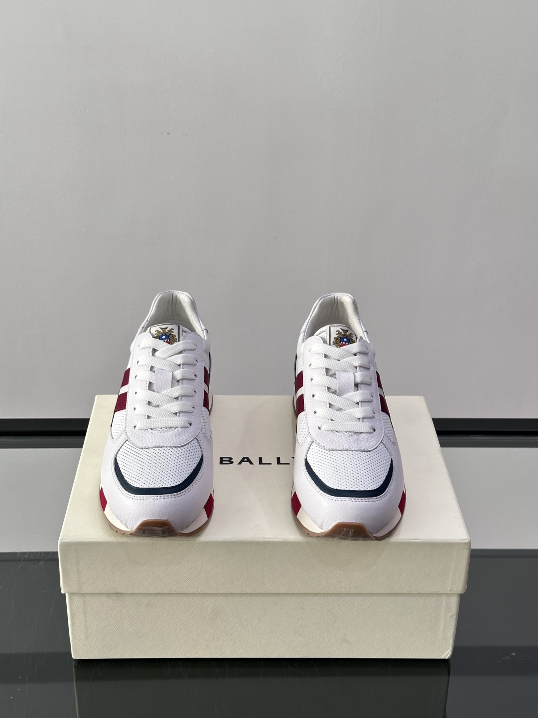 BALLY/巴利新款男士厚底皮革运动休闲鞋，这款皮革运动鞋采用小牛皮拼接打造，糅合优雅风范与创新设计。两