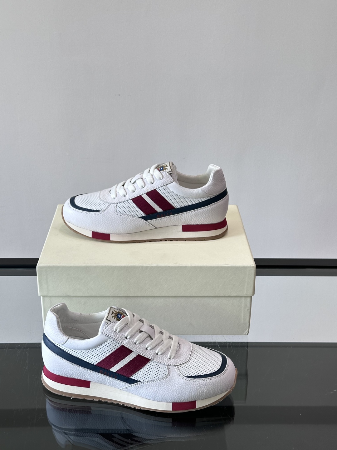BALLY/巴利新款男士厚底皮革运动休闲鞋，这款皮革运动鞋采用小牛皮拼接打造，糅合优雅风范与创新设计。两