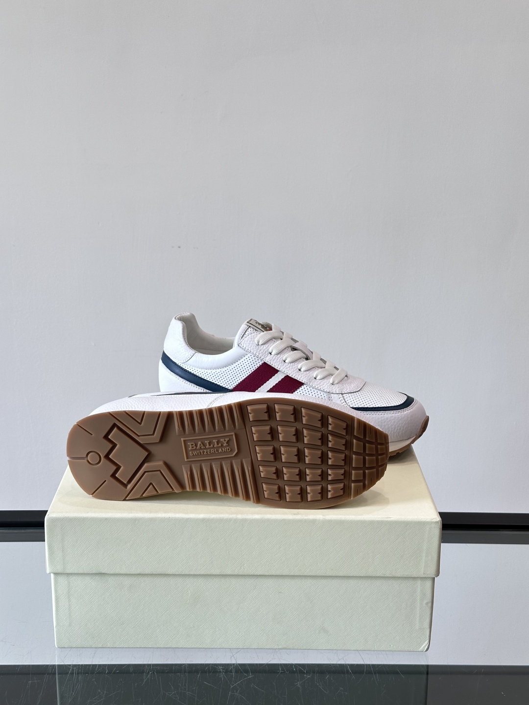 BALLY/巴利新款男士厚底皮革运动休闲鞋，这款皮革运动鞋采用小牛皮拼接打造，糅合优雅风范与创新设计。两