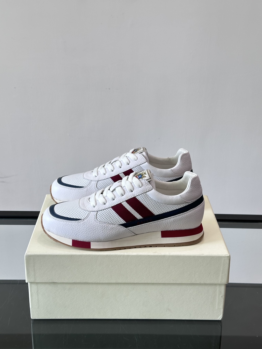 BALLY/巴利新款男士厚底皮革运动休闲鞋，这款皮革运动鞋采用小牛皮拼接打造，糅合优雅风范与创新设计。两