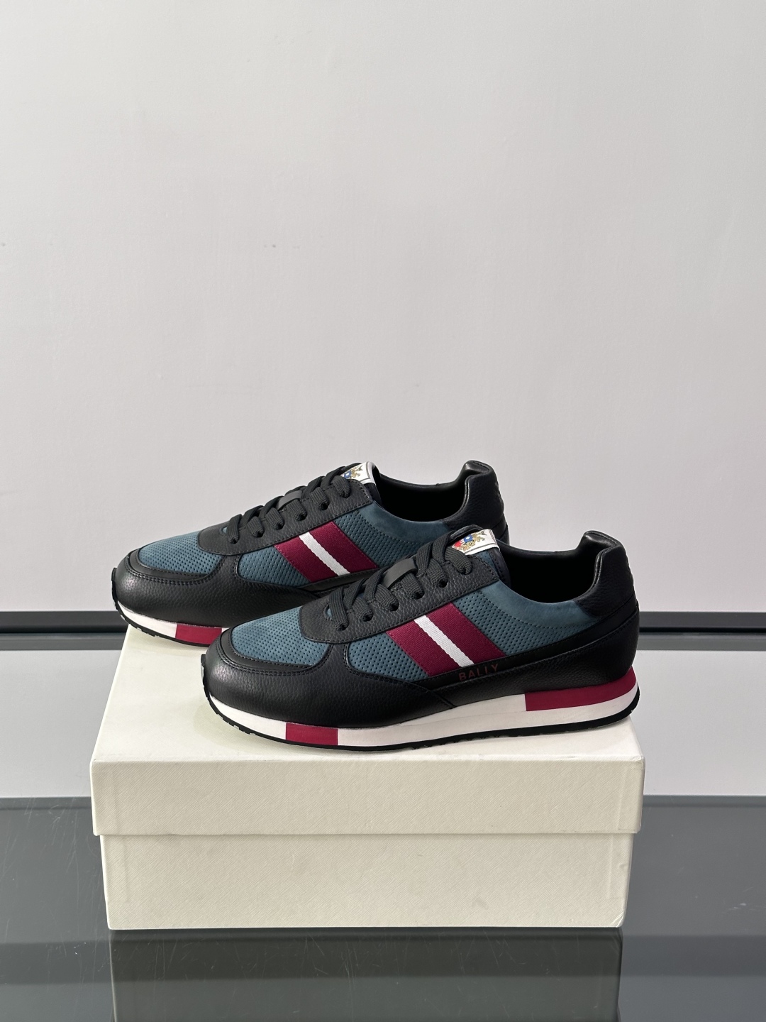 BALLY/巴利新款男士厚底皮革运动休闲鞋，这款皮革运动鞋采用小牛皮拼接打造，糅合优雅风范与创新设计。两