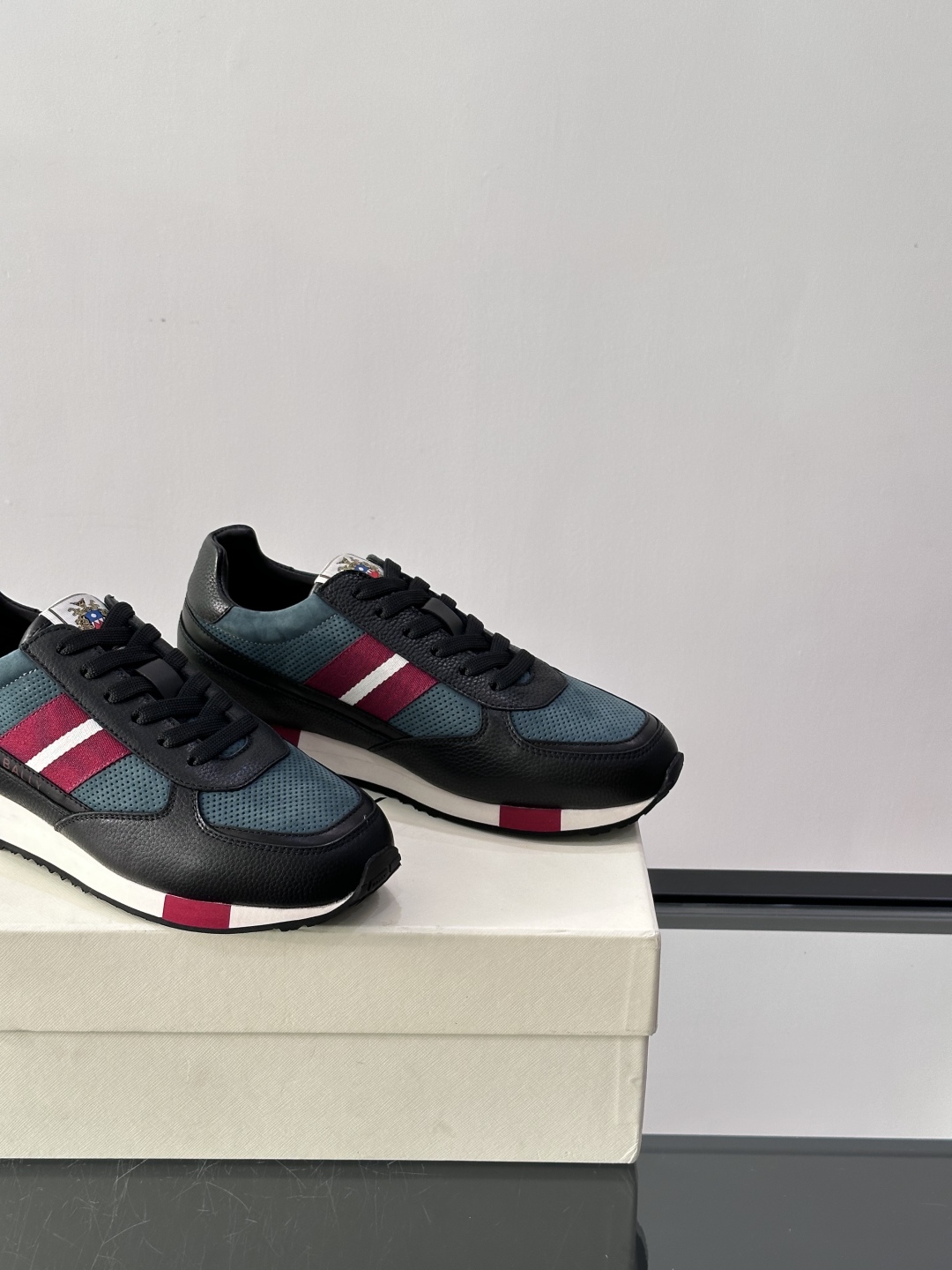BALLY/巴利新款男士厚底皮革运动休闲鞋，这款皮革运动鞋采用小牛皮拼接打造，糅合优雅风范与创新设计。两