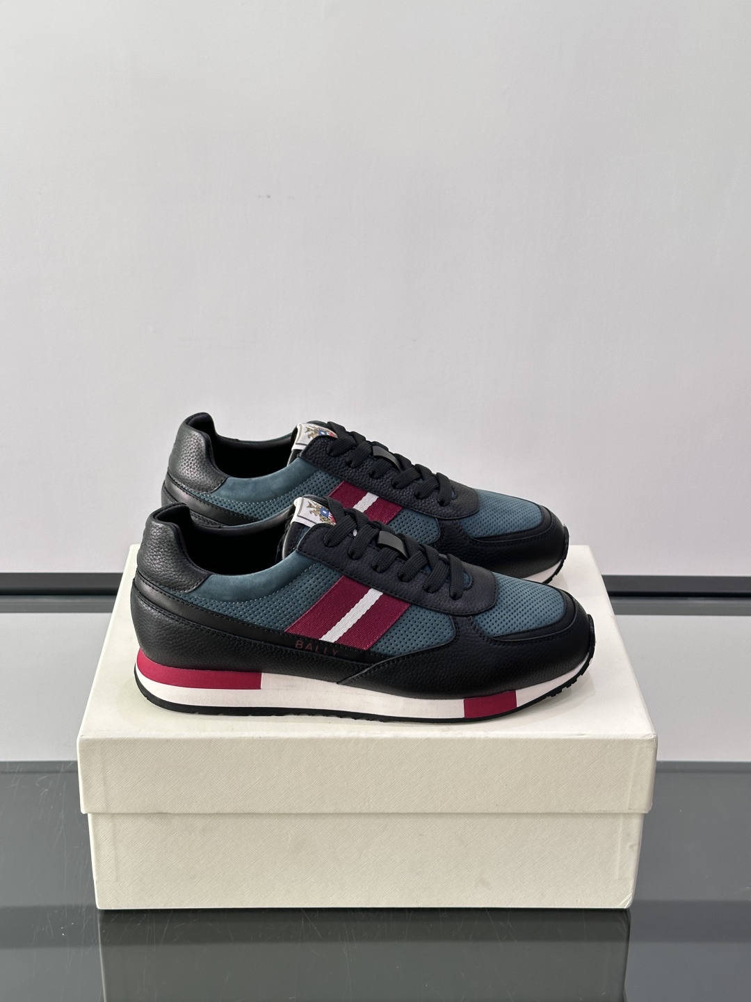 BALLY/巴利新款男士厚底皮革运动休闲鞋，这款皮革运动鞋采用小牛皮拼接打造，糅合优雅风范与创新设计。两