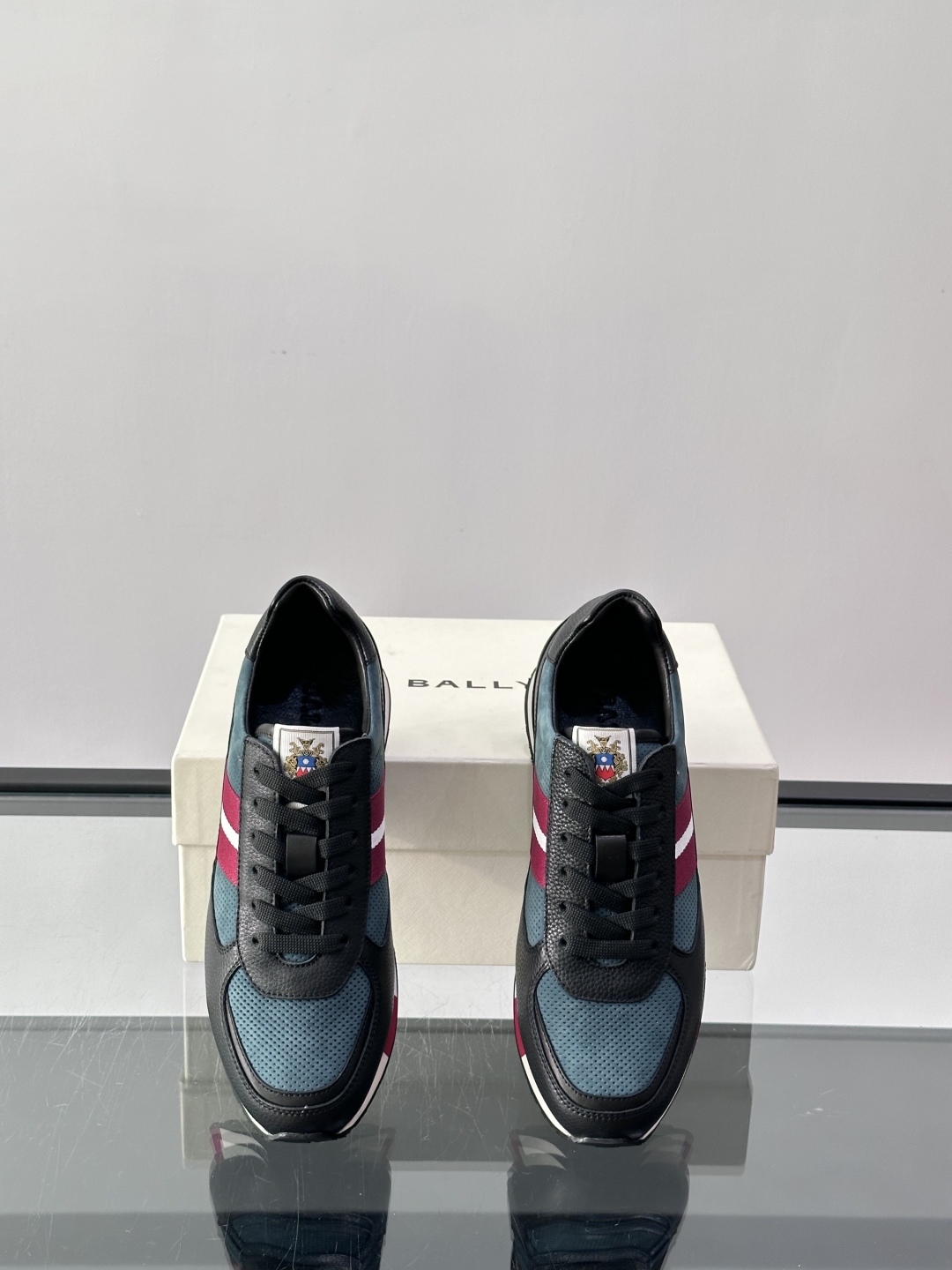 BALLY/巴利新款男士厚底皮革运动休闲鞋，这款皮革运动鞋采用小牛皮拼接打造，糅合优雅风范与创新设计。两