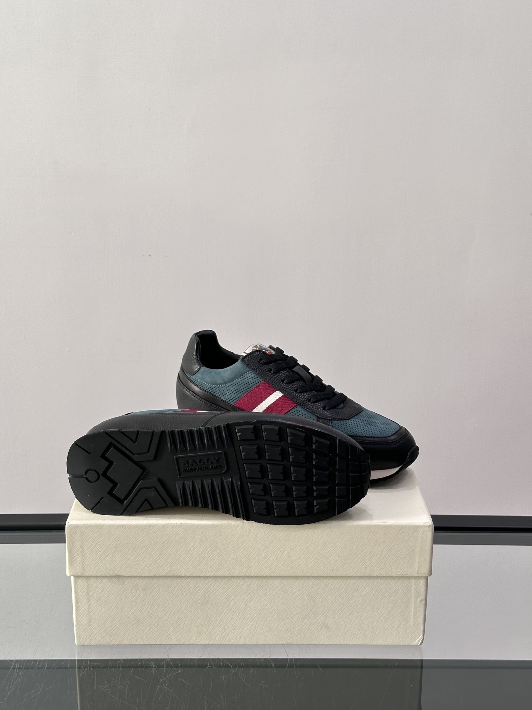BALLY/巴利新款男士厚底皮革运动休闲鞋，这款皮革运动鞋采用小牛皮拼接打造，糅合优雅风范与创新设计。两