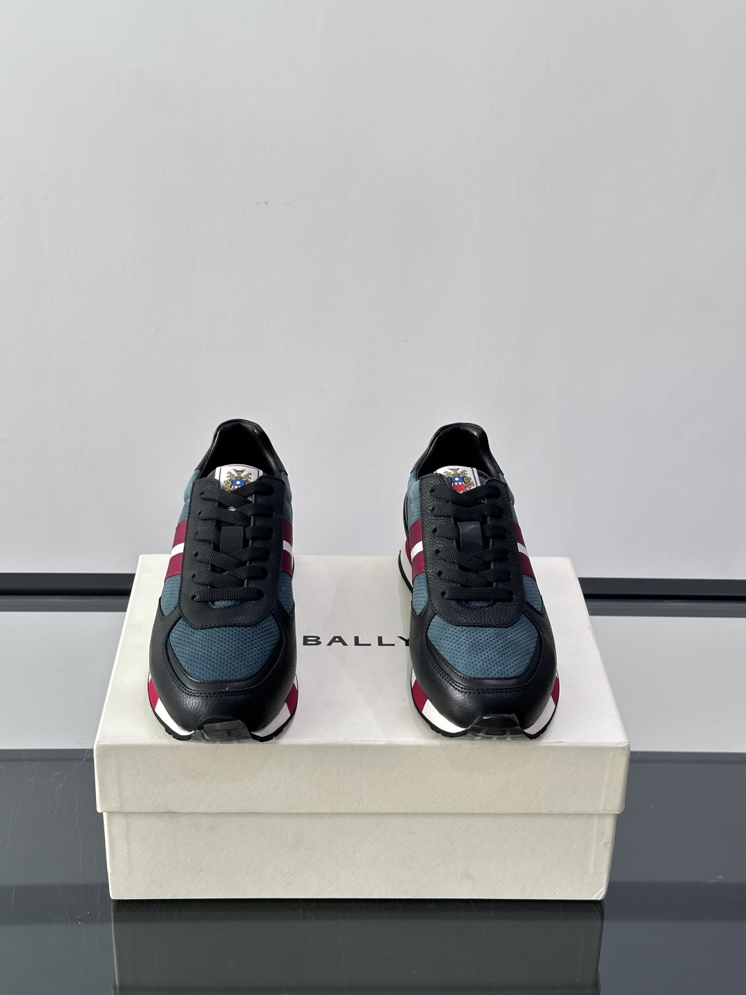 BALLY/巴利新款男士厚底皮革运动休闲鞋，这款皮革运动鞋采用小牛皮拼接打造，糅合优雅风范与创新设计。两