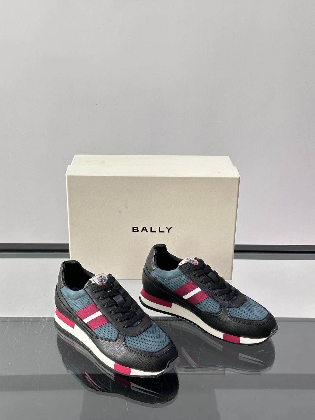 BALLY/巴利新款男士厚底皮革运动休闲鞋，这款皮革运动鞋采用小牛皮拼接打造，糅合优雅风范与创新设计。两