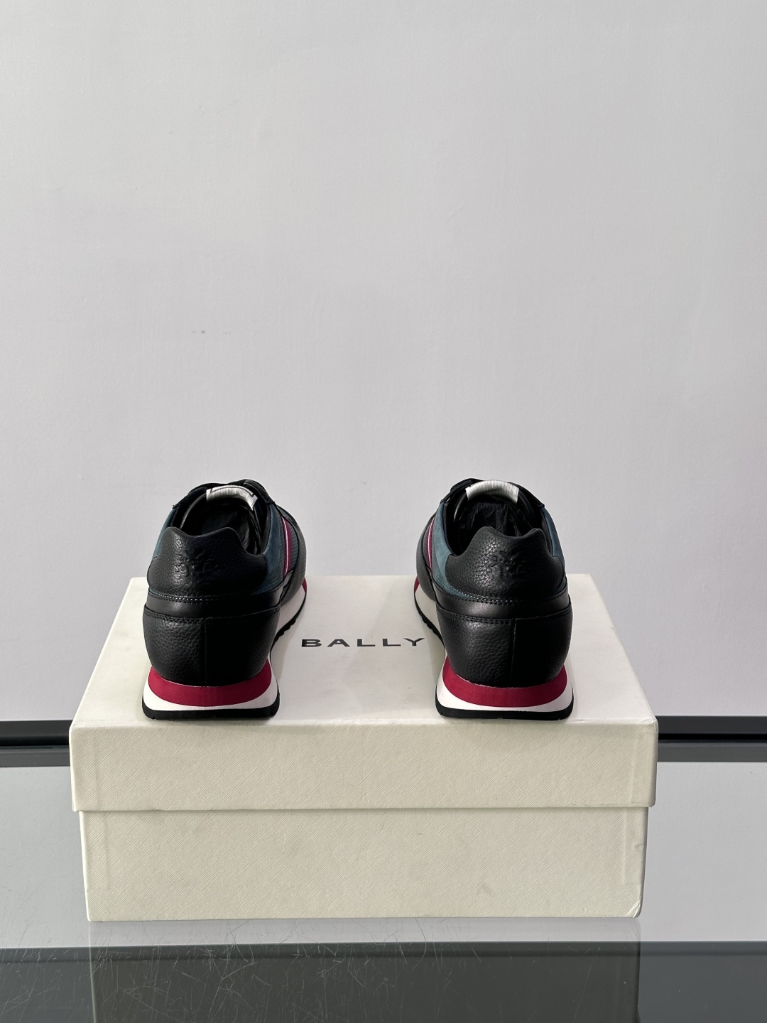 BALLY/巴利新款男士厚底皮革运动休闲鞋，这款皮革运动鞋采用小牛皮拼接打造，糅合优雅风范与创新设计。两