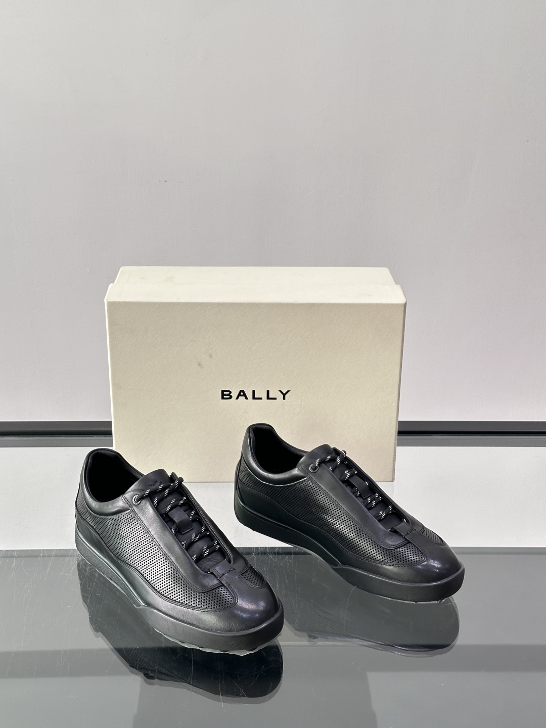 BALLY MANTO RUNNER 系列，采用简约美学的商务休闲风格隐藏式鞋带与高雅内涵👞鞋跟与鞋面处