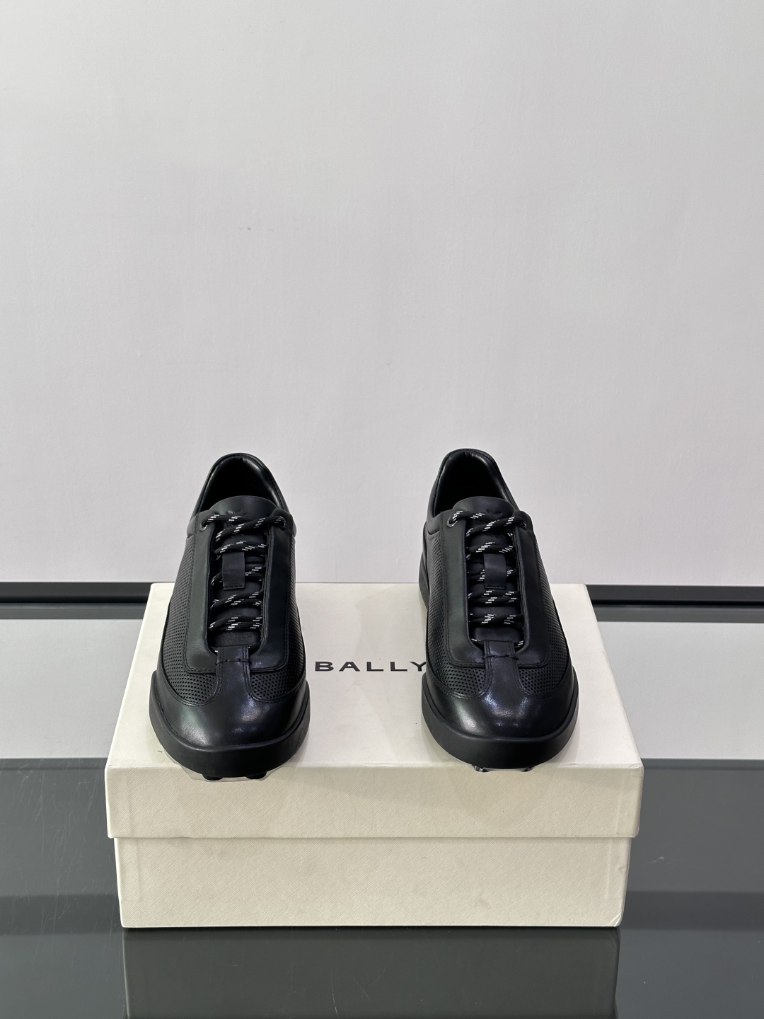 BALLY MANTO RUNNER 系列，采用简约美学的商务休闲风格隐藏式鞋带与高雅内涵👞鞋跟与鞋面处