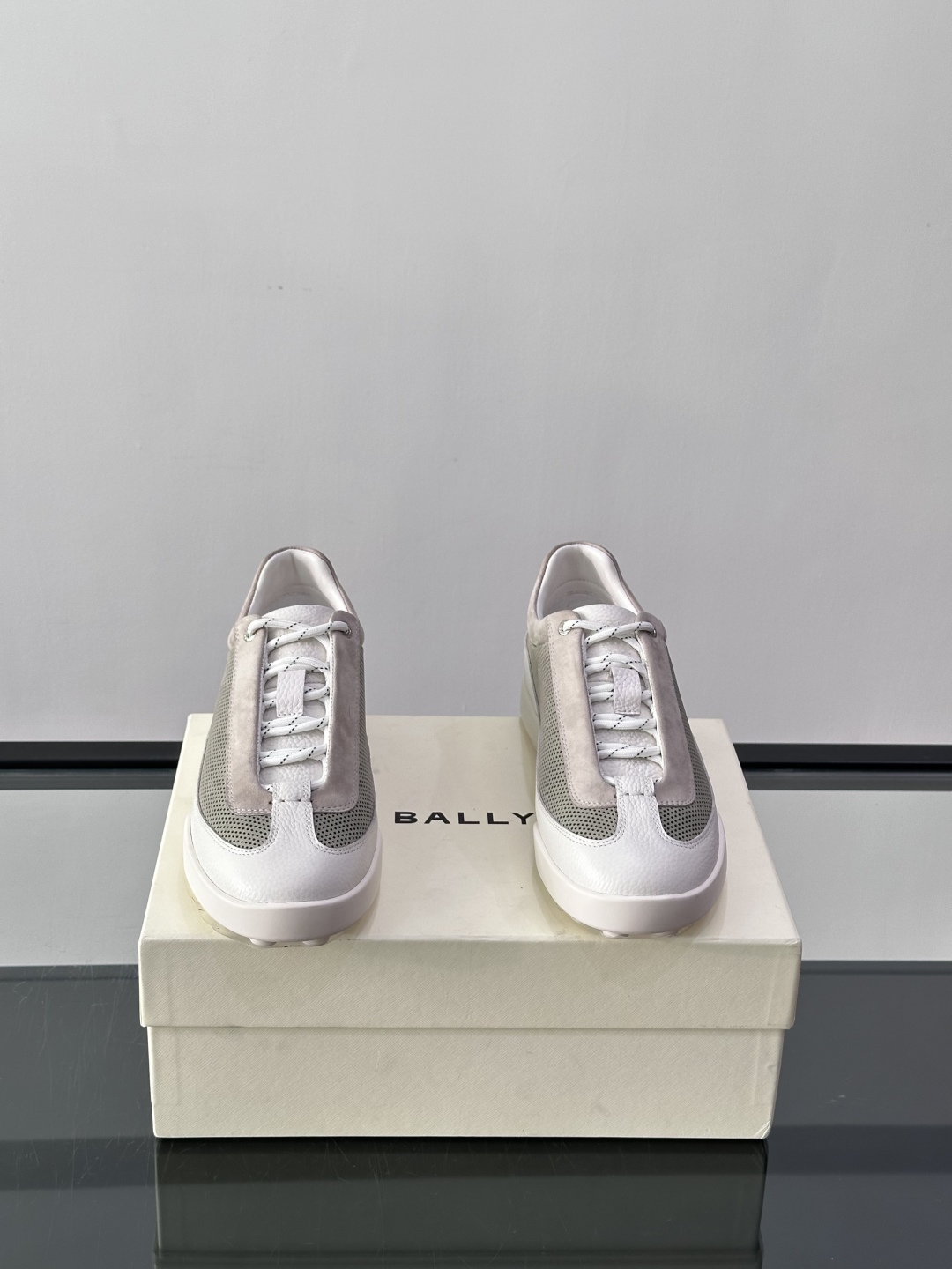 BALLY MANTO RUNNER 系列，采用简约美学的商务休闲风格隐藏式鞋带与高雅内涵👞鞋跟与鞋面处