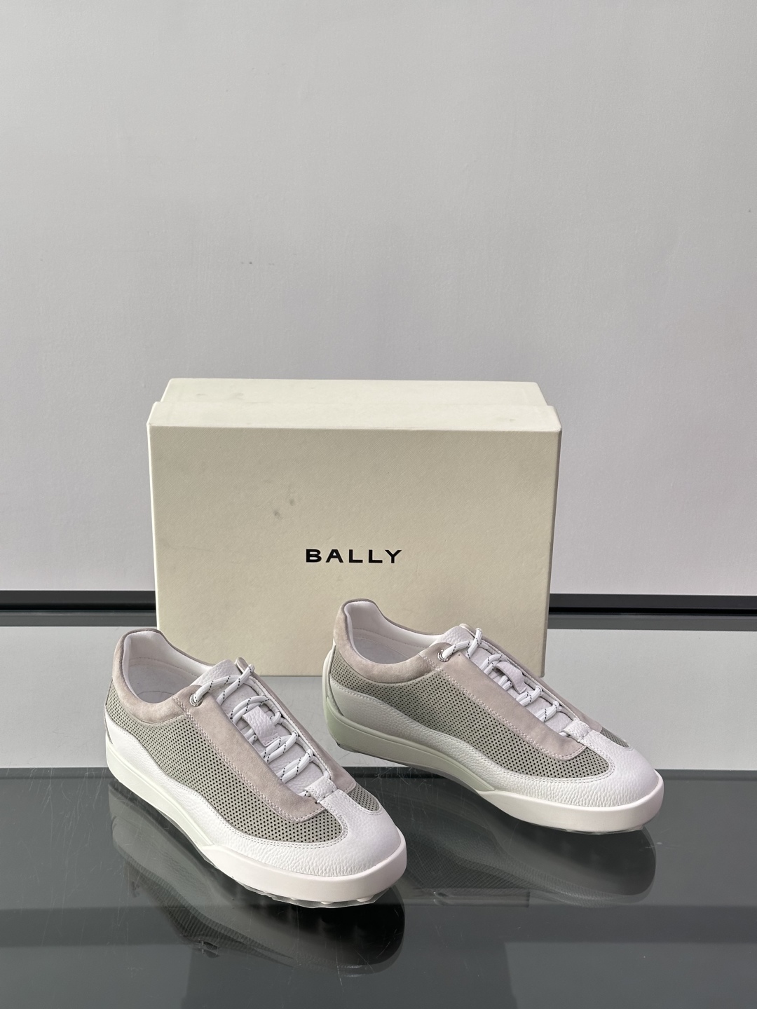 BALLY MANTO RUNNER 系列，采用简约美学的商务休闲风格隐藏式鞋带与高雅内涵👞鞋跟与鞋面处