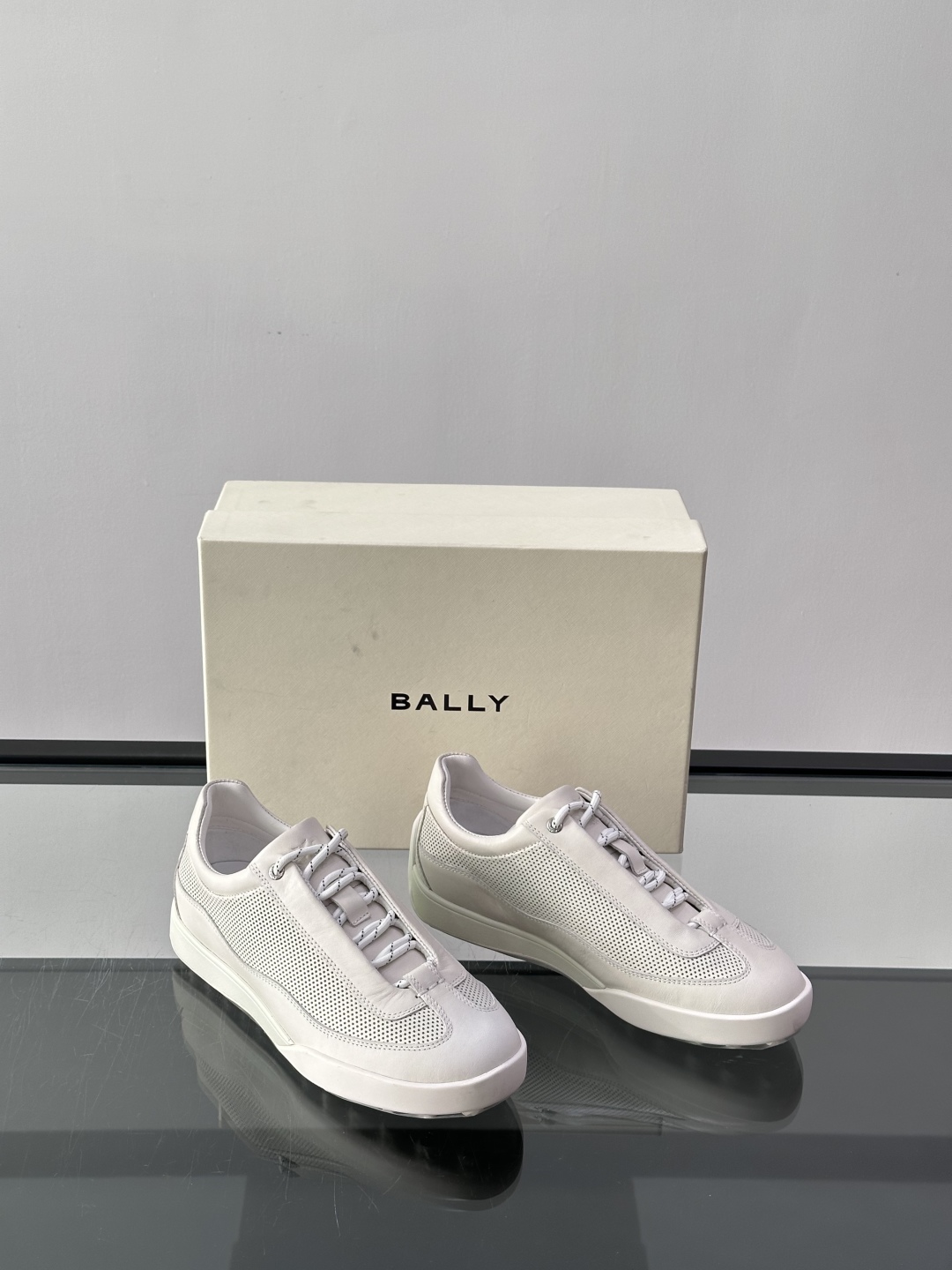 BALLY MANTO RUNNER 系列，采用简约美学的商务休闲风格隐藏式鞋带与高雅内涵👞鞋跟与鞋面处
