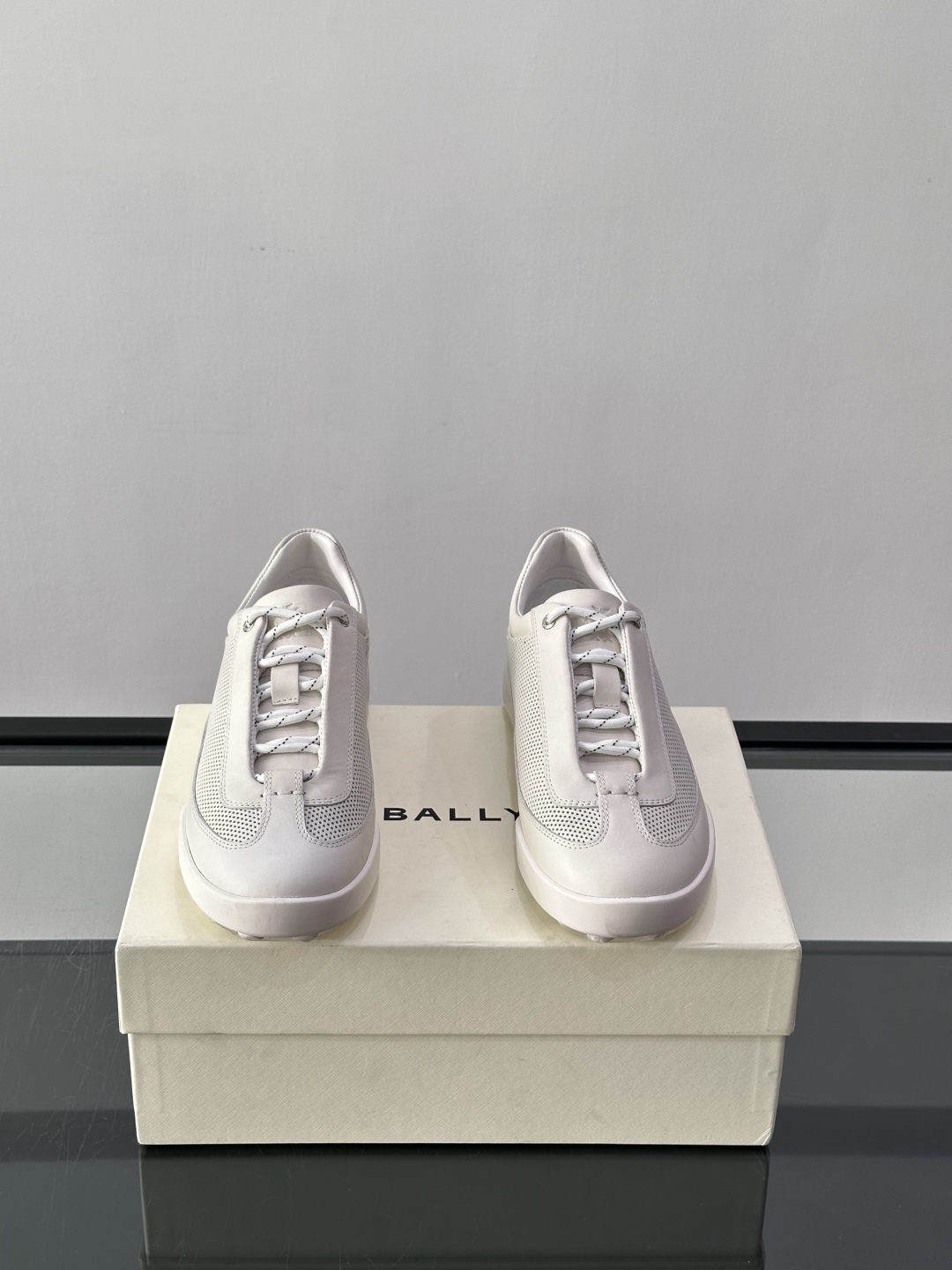 BALLY MANTO RUNNER 系列，采用简约美学的商务休闲风格隐藏式鞋带与高雅内涵👞鞋跟与鞋面处
