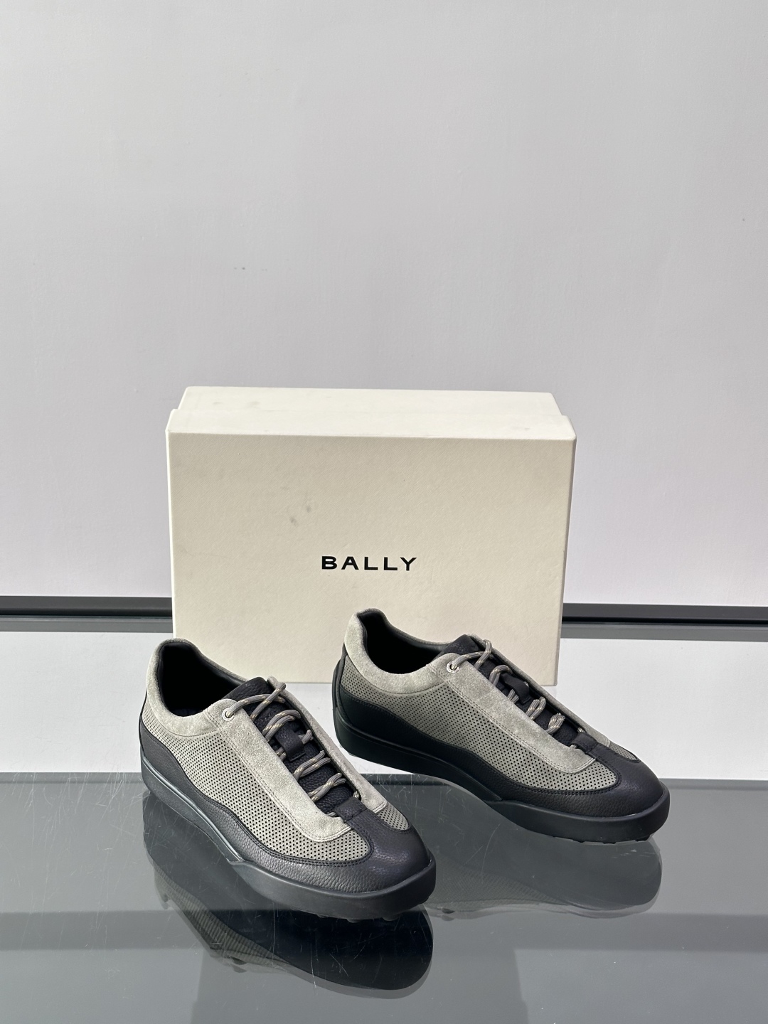 BALLY MANTO RUNNER 系列，采用简约美学的商务休闲风格隐藏式鞋带与高雅内涵👞鞋跟与鞋面处