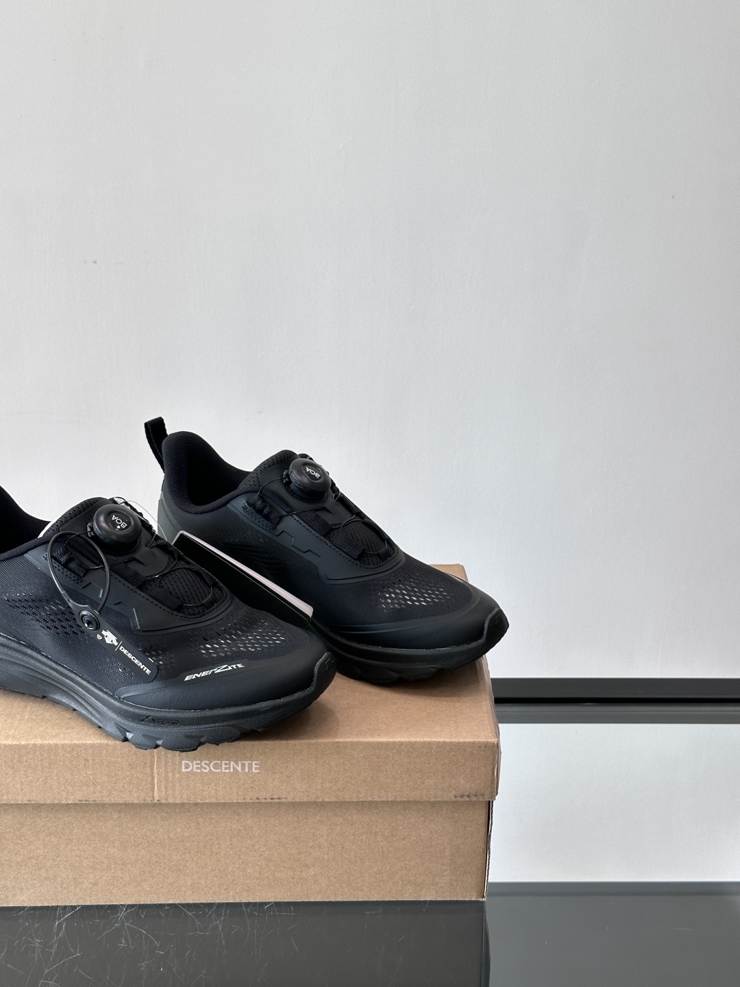 DESCENTE迪桑特运动健身缓震BOA男女同款跑鞋夏季夏日首选男女同款跑鞋👟
EASE AIR WIR