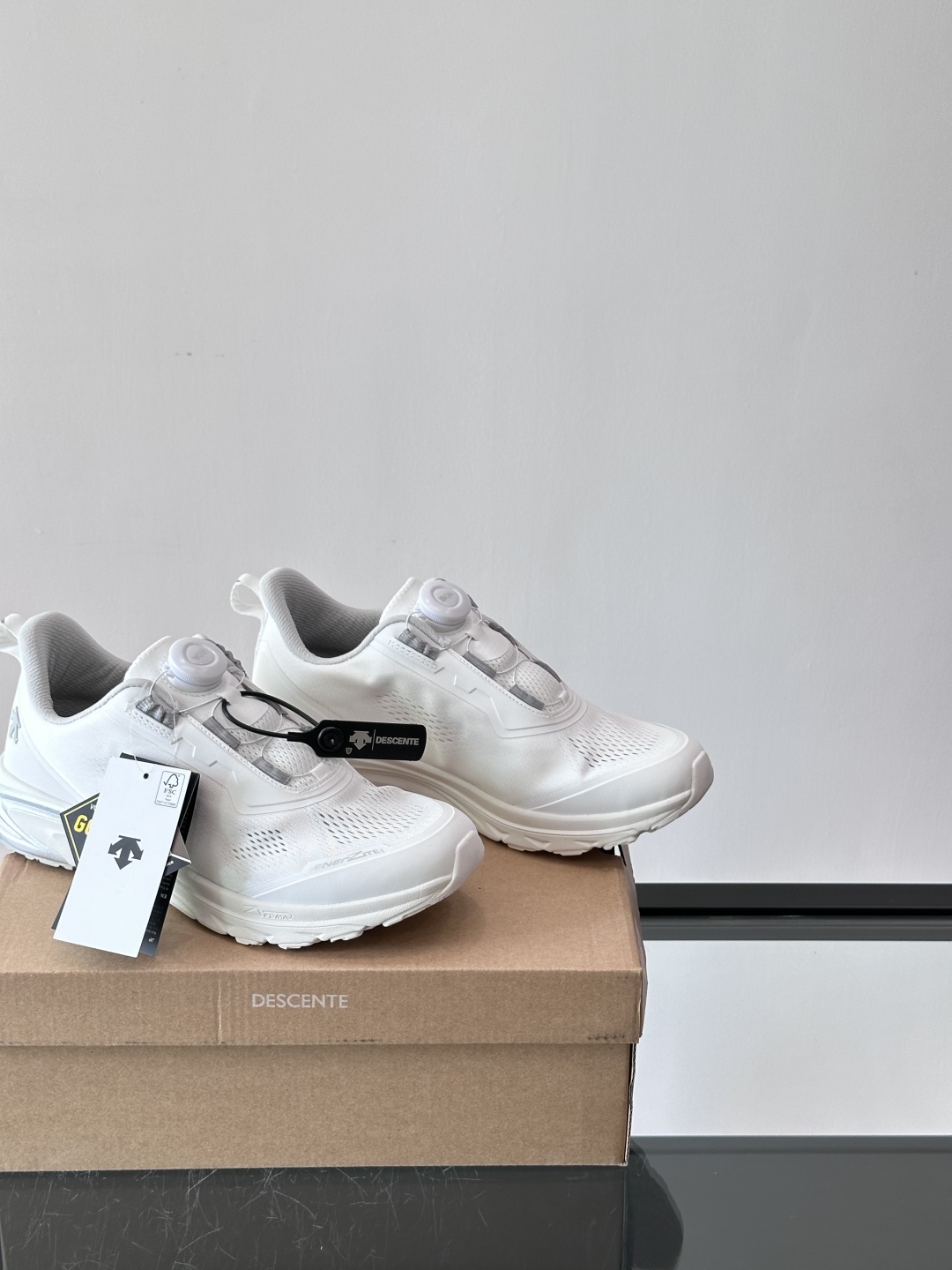 DESCENTE迪桑特运动健身缓震BOA男女同款跑鞋夏季夏日首选男女同款跑鞋👟
EASE AIR WIR