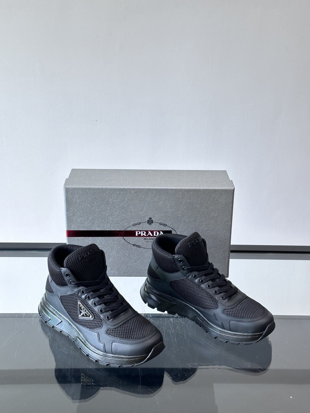 Prada～普拉达男士秋冬高帮休闲鞋，高端精品系列，精工细作，原厂进口材质，鞋面为进口小牛皮，皮质软糯，
