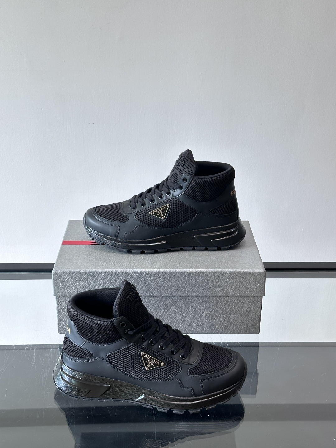 Prada～普拉达男士秋冬高帮休闲鞋，高端精品系列，精工细作，原厂进口材质，鞋面为进口小牛皮，皮质软糯，
