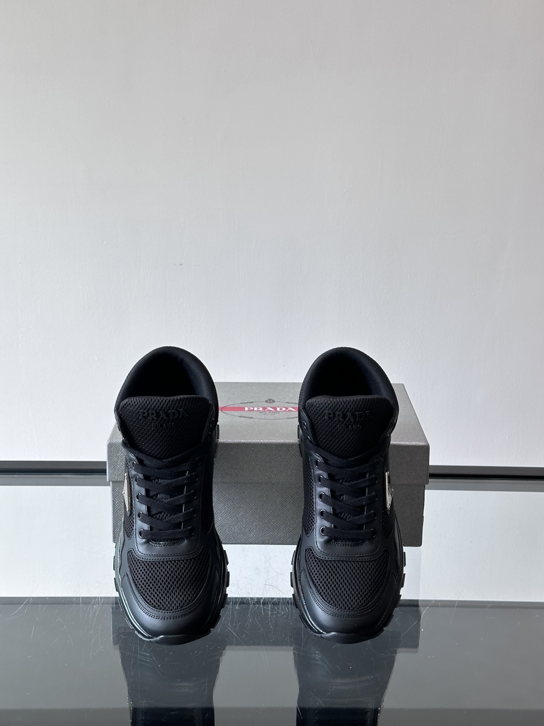 Prada～普拉达男士秋冬高帮休闲鞋，高端精品系列，精工细作，原厂进口材质，鞋面为进口小牛皮，皮质软糯，