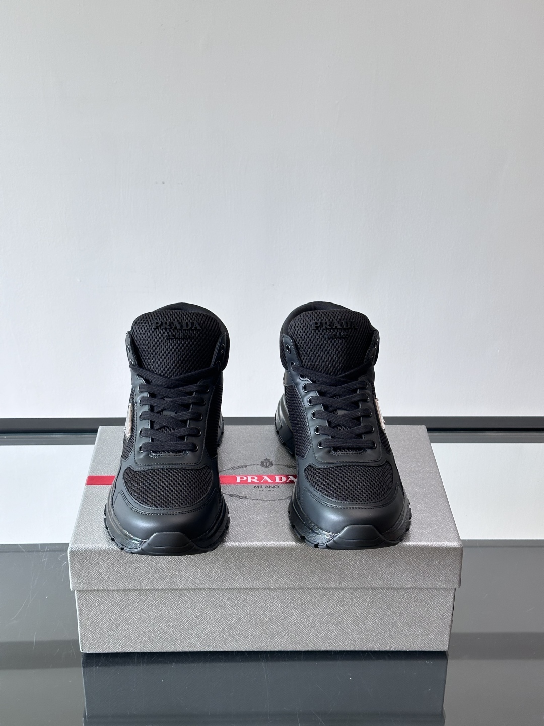Prada～普拉达男士秋冬高帮休闲鞋，高端精品系列，精工细作，原厂进口材质，鞋面为进口小牛皮，皮质软糯，