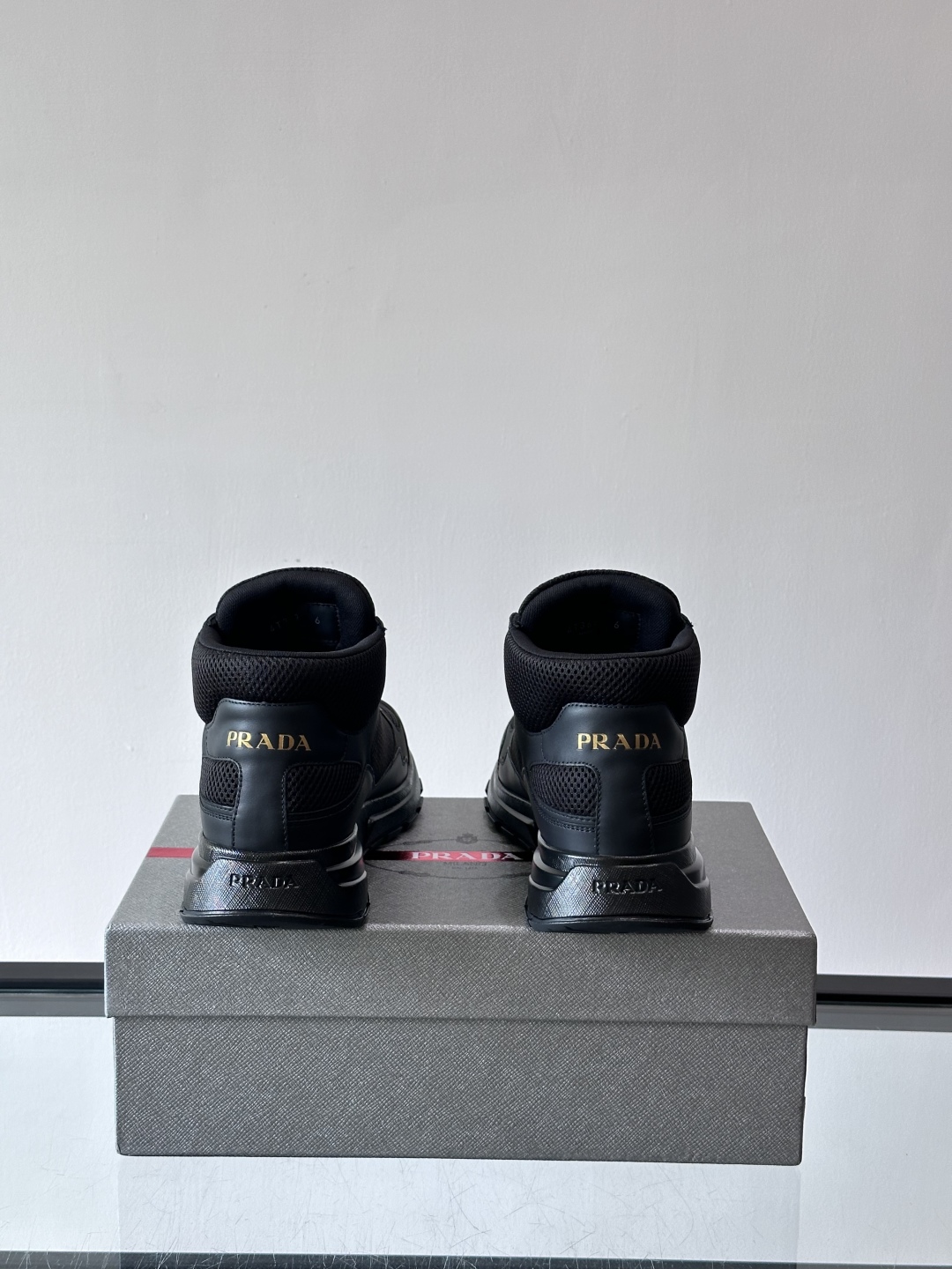 Prada～普拉达男士秋冬高帮休闲鞋，高端精品系列，精工细作，原厂进口材质，鞋面为进口小牛皮，皮质软糯，