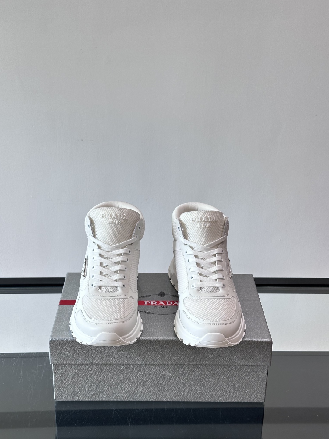 Prada～普拉达男士秋冬高帮休闲鞋，高端精品系列，精工细作，原厂进口材质，鞋面为进口小牛皮，皮质软糯，