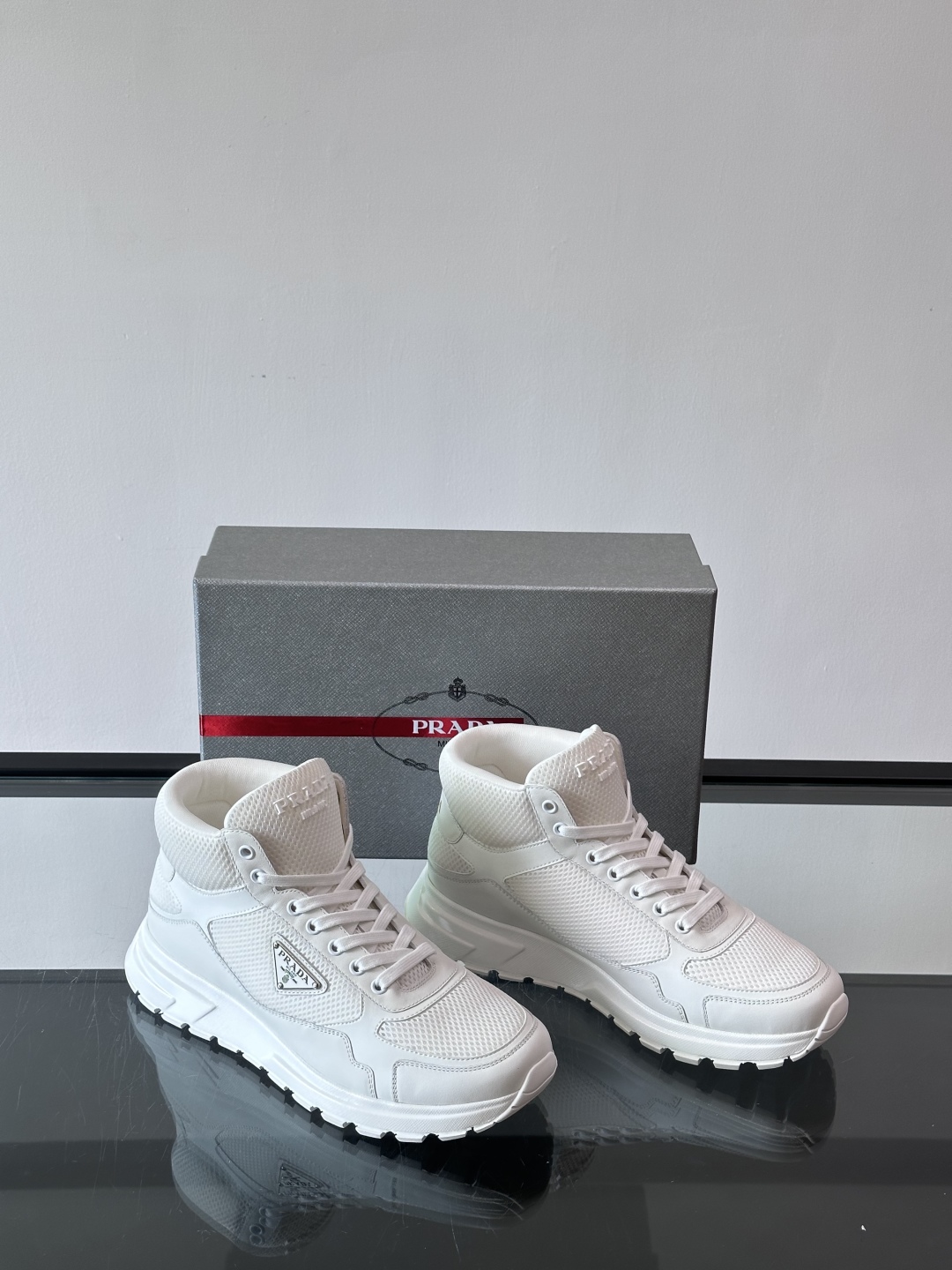 Prada～普拉达男士秋冬高帮休闲鞋，高端精品系列，精工细作，原厂进口材质，鞋面为进口小牛皮，皮质软糯，