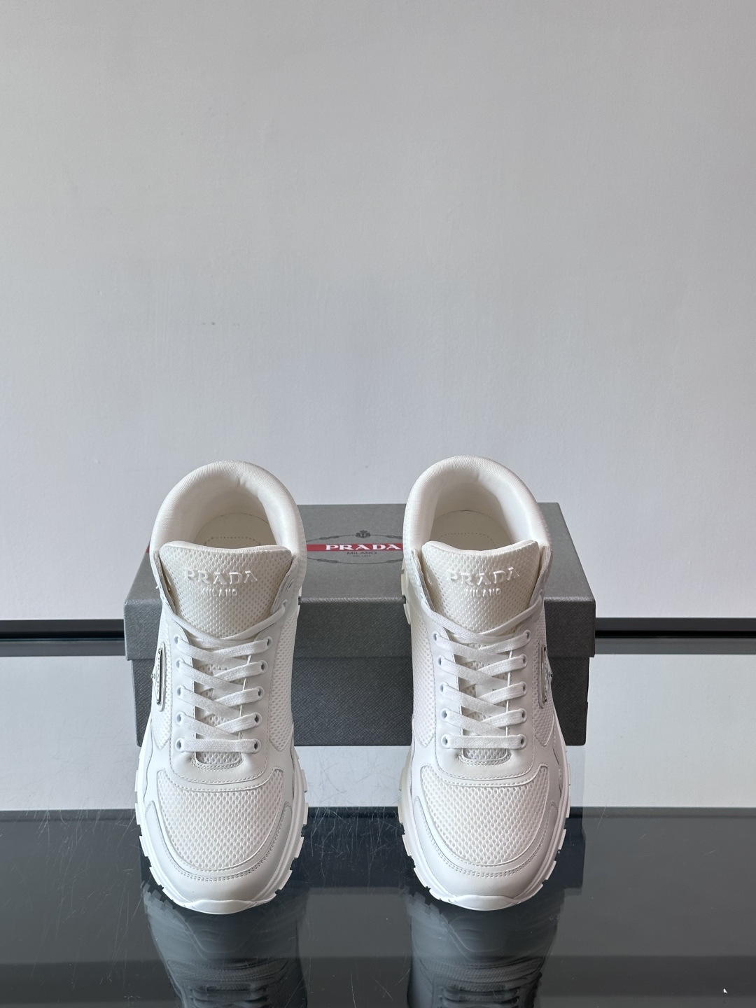 Prada～普拉达男士秋冬高帮休闲鞋，高端精品系列，精工细作，原厂进口材质，鞋面为进口小牛皮，皮质软糯，