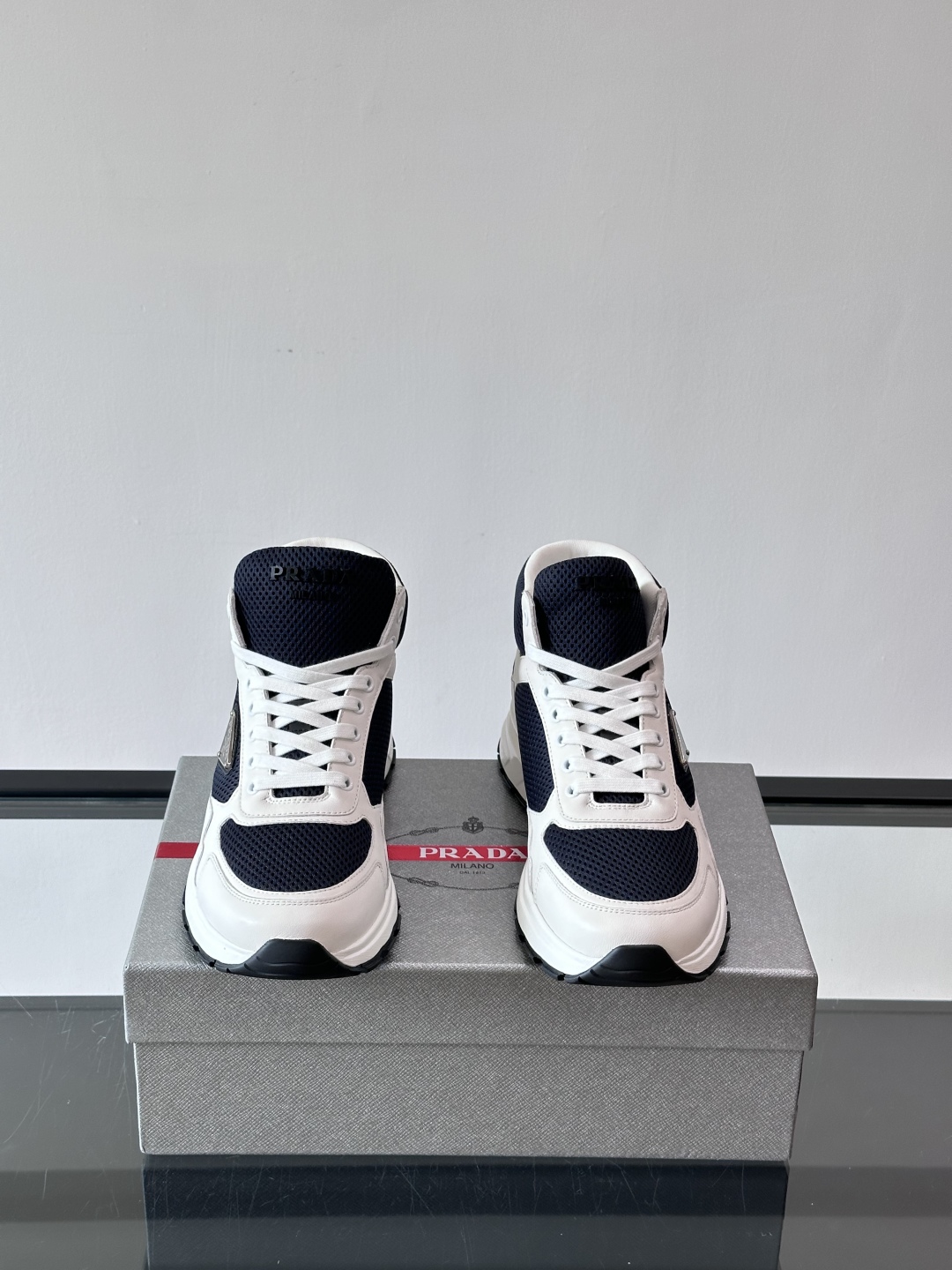Prada～普拉达男士秋冬高帮休闲鞋，高端精品系列，精工细作，原厂进口材质，鞋面为进口小牛皮，皮质软糯，