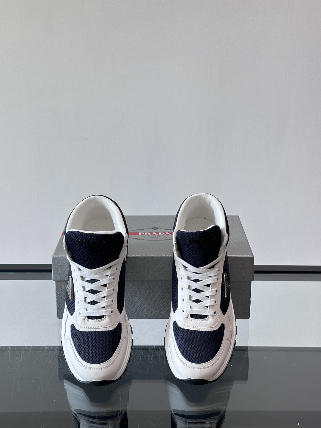 Prada～普拉达男士秋冬高帮休闲鞋，高端精品系列，精工细作，原厂进口材质，鞋面为进口小牛皮，皮质软糯，