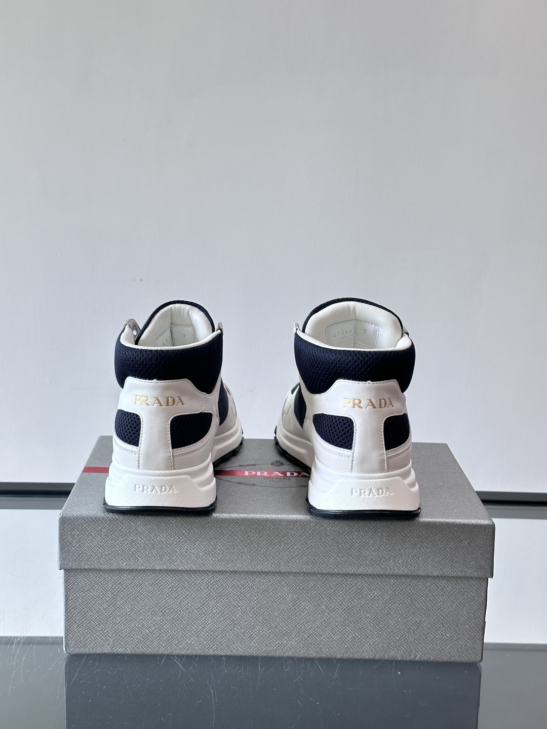 Prada～普拉达男士秋冬高帮休闲鞋，高端精品系列，精工细作，原厂进口材质，鞋面为进口小牛皮，皮质软糯，