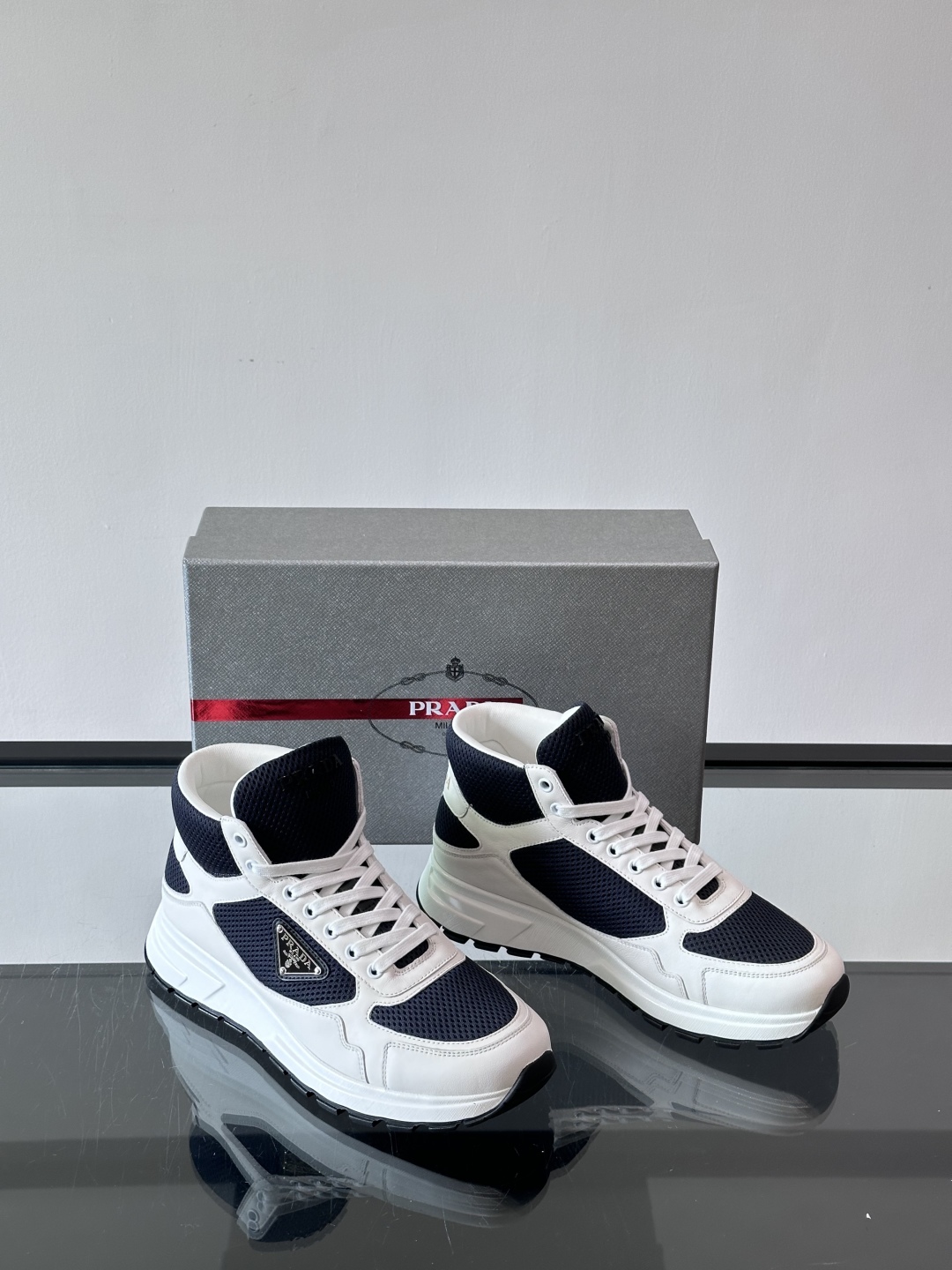 Prada～普拉达男士秋冬高帮休闲鞋，高端精品系列，精工细作，原厂进口材质，鞋面为进口小牛皮，皮质软糯，