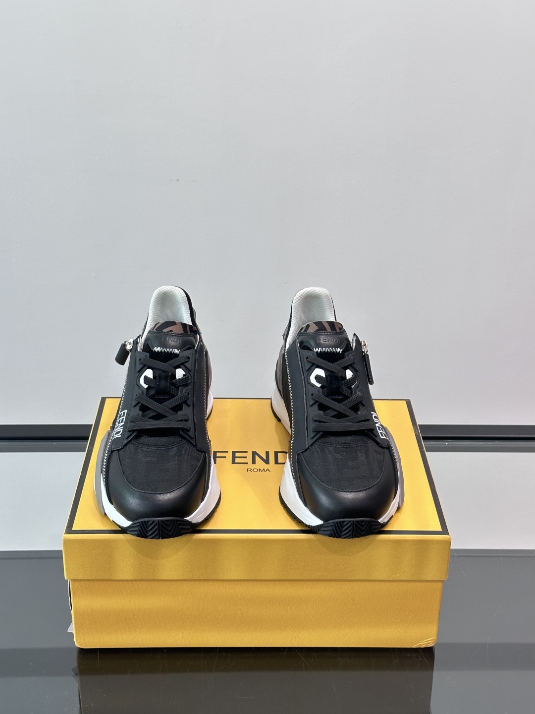 Fend*🆕Flow 男士休闲运动鞋，搭配松紧带、侧拉链，刻有F的波纹鞋底。鞋跟饰有凸纹Fendi Fl