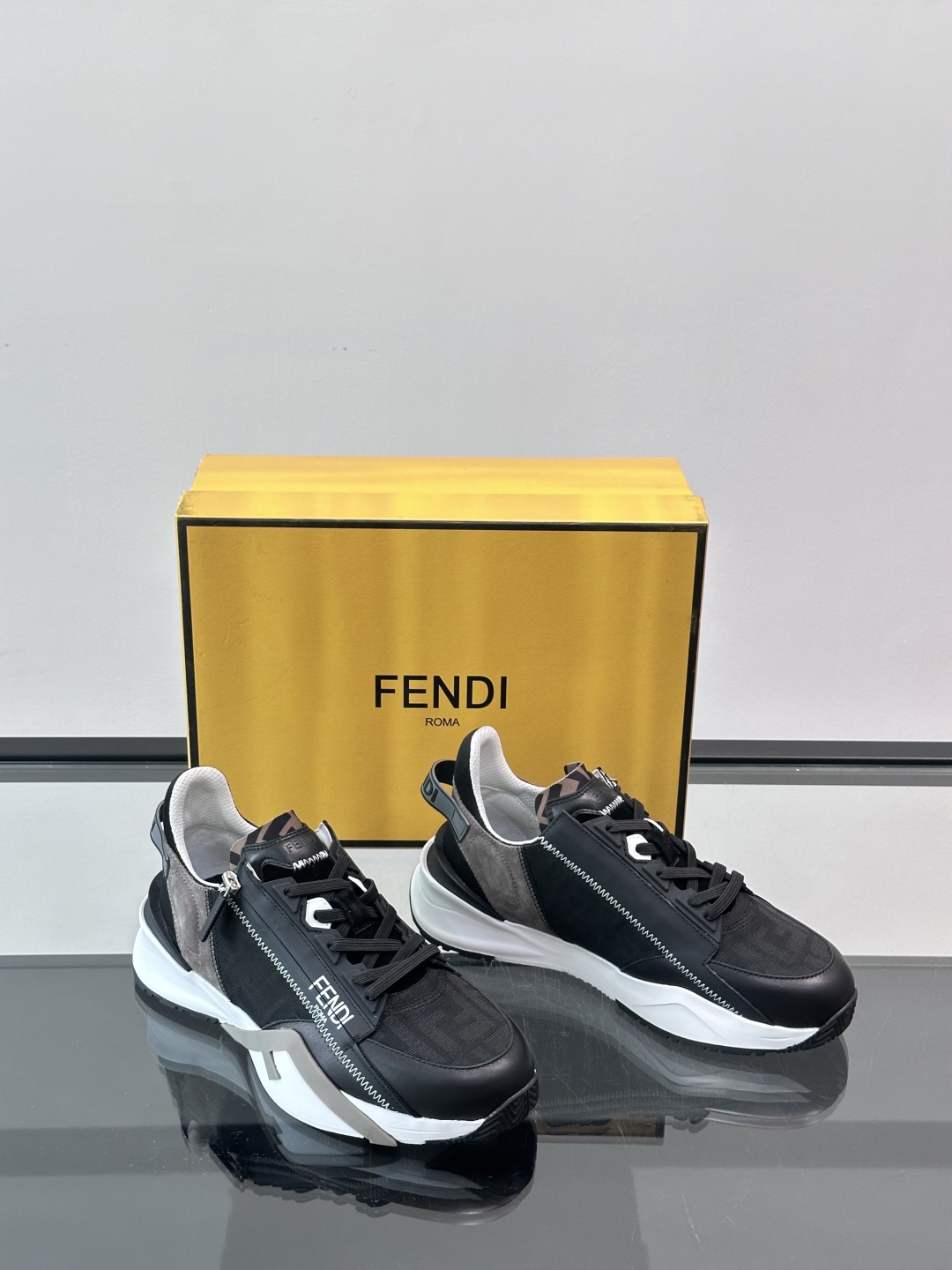 Fend*🆕Flow 男士休闲运动鞋，搭配松紧带、侧拉链，刻有F的波纹鞋底。鞋跟饰有凸纹Fendi Fl