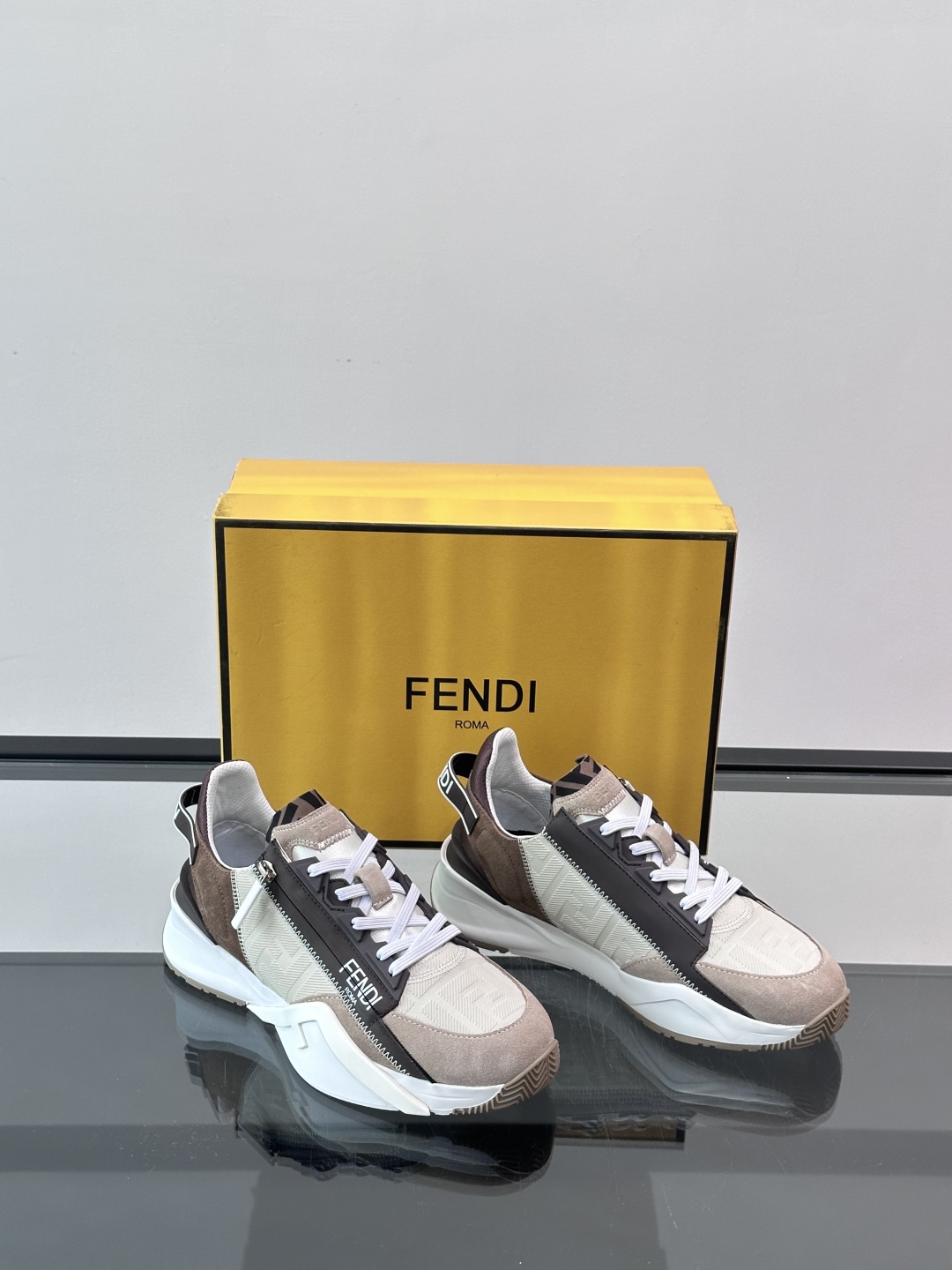 Fend*🆕Flow 男士休闲运动鞋，搭配松紧带、侧拉链，刻有F的波纹鞋底。鞋跟饰有凸纹Fendi Fl