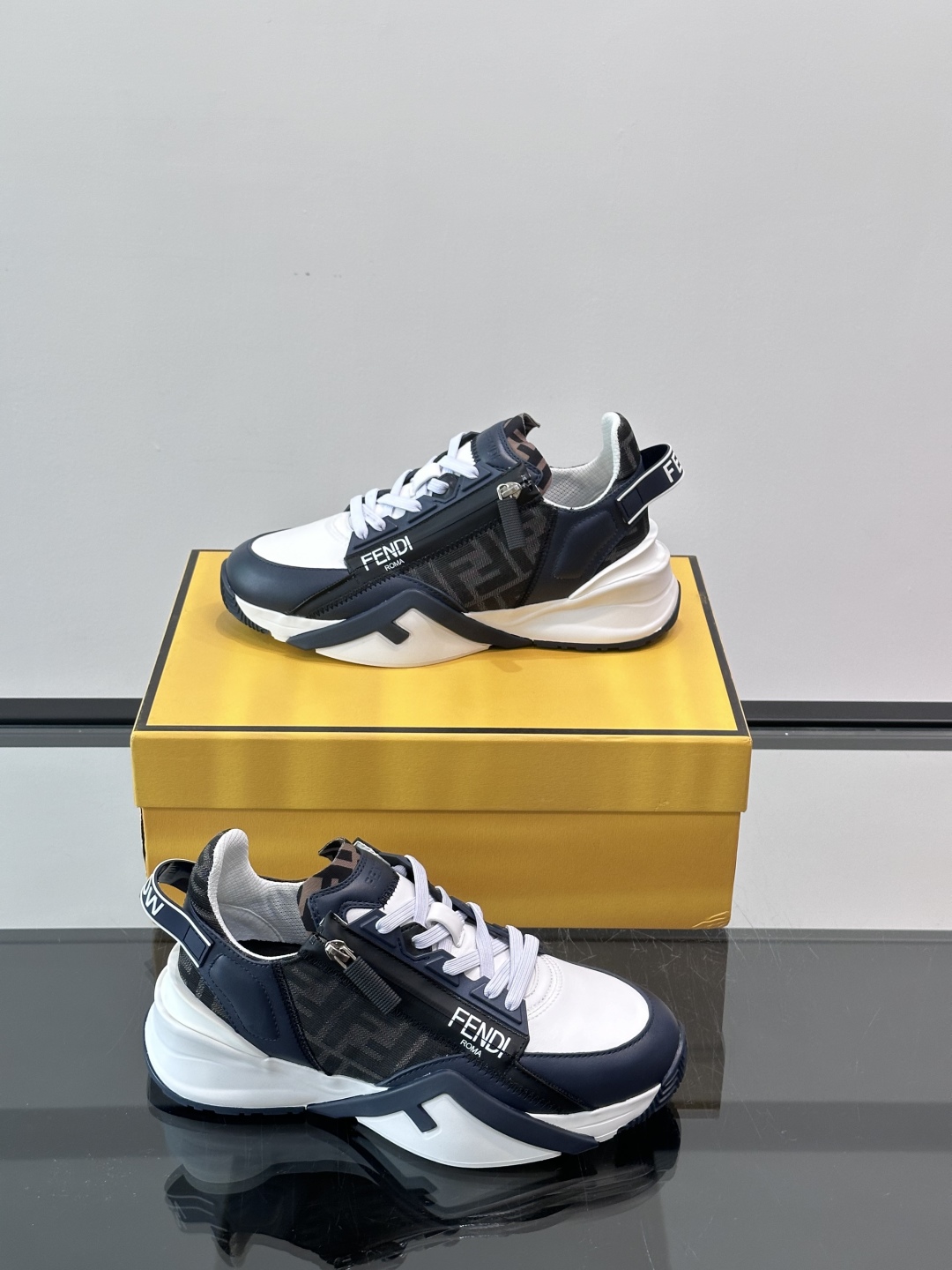 Fend*🆕Flow 男士休闲运动鞋，搭配松紧带、侧拉链，刻有F的波纹鞋底。鞋跟饰有凸纹Fendi Fl