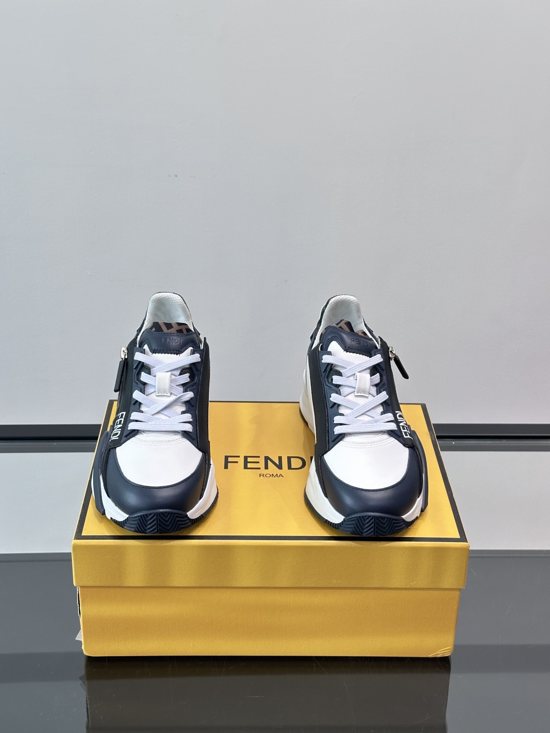 Fend*🆕Flow 男士休闲运动鞋，搭配松紧带、侧拉链，刻有F的波纹鞋底。鞋跟饰有凸纹Fendi Fl
