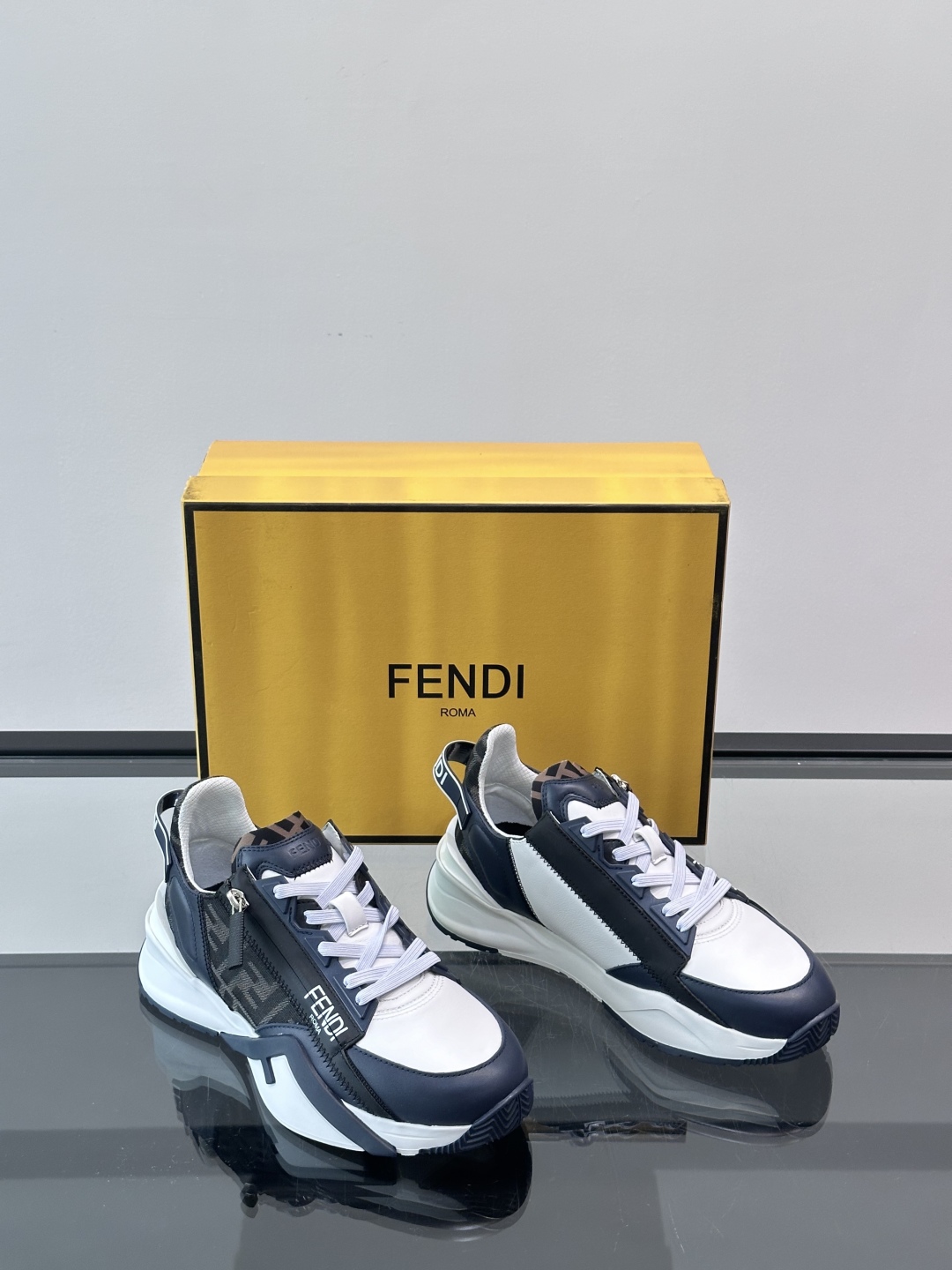 Fend*🆕Flow 男士休闲运动鞋，搭配松紧带、侧拉链，刻有F的波纹鞋底。鞋跟饰有凸纹Fendi Fl