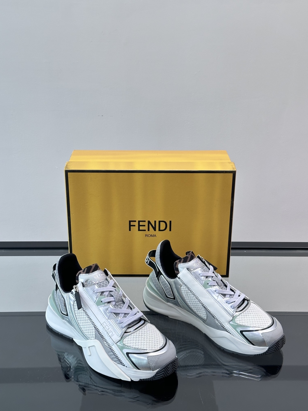Fend*🆕Flow 男士休闲运动鞋，搭配松紧带、侧拉链，刻有F的波纹鞋底。鞋跟饰有凸纹Fendi Fl