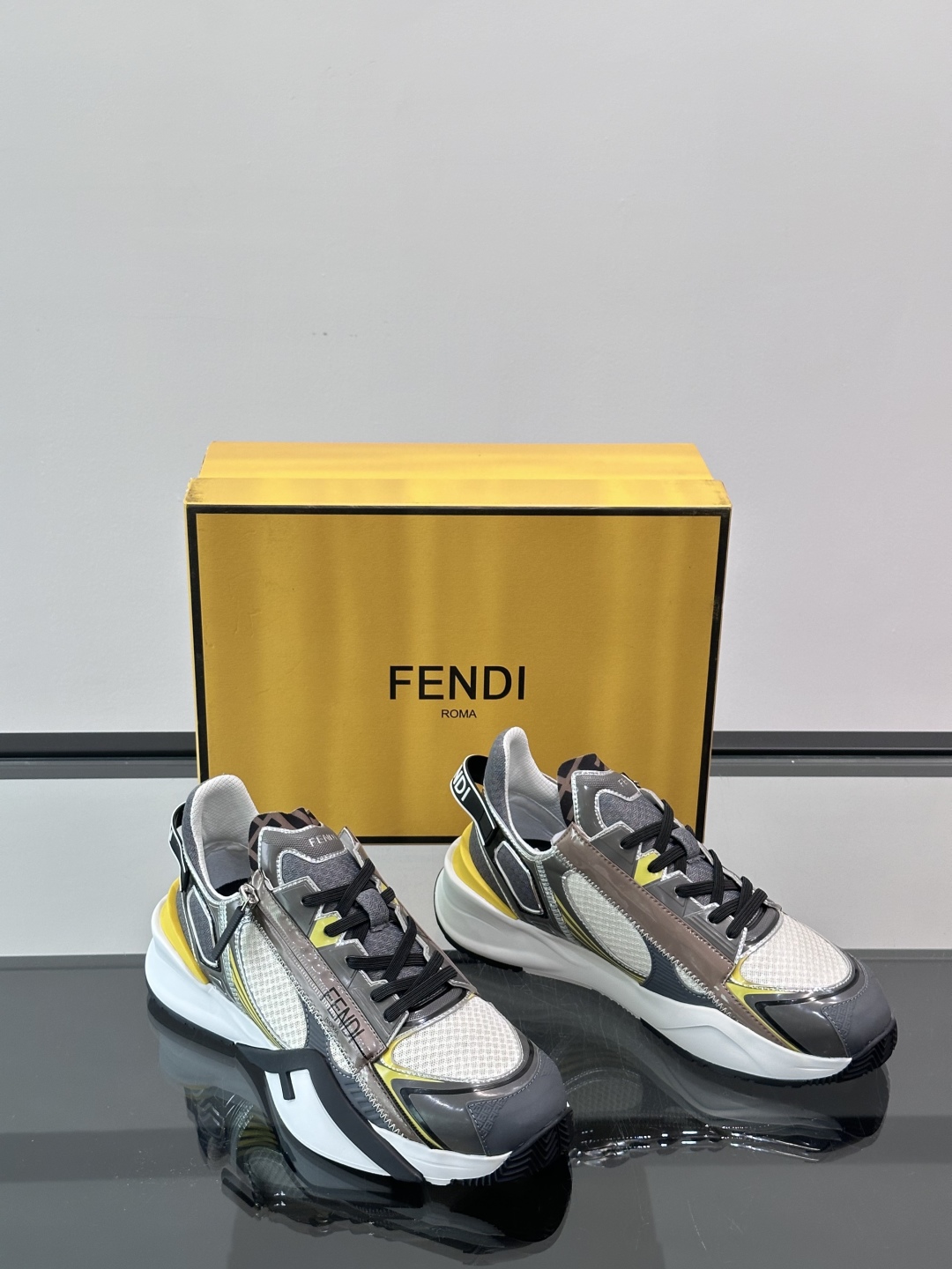 Fend*🆕Flow 男士休闲运动鞋，搭配松紧带、侧拉链，刻有F的波纹鞋底。鞋跟饰有凸纹Fendi Fl