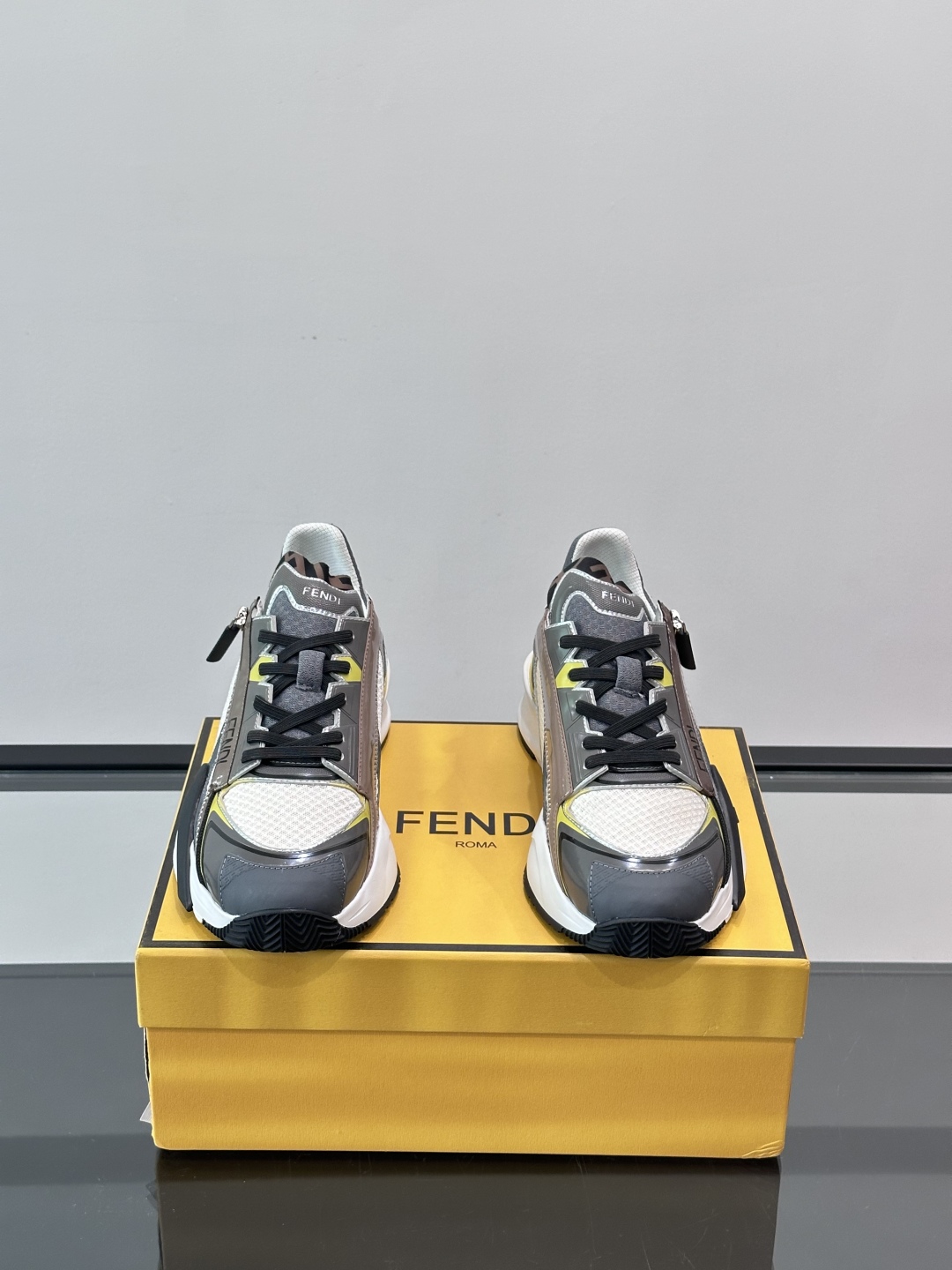 Fend*🆕Flow 男士休闲运动鞋，搭配松紧带、侧拉链，刻有F的波纹鞋底。鞋跟饰有凸纹Fendi Fl