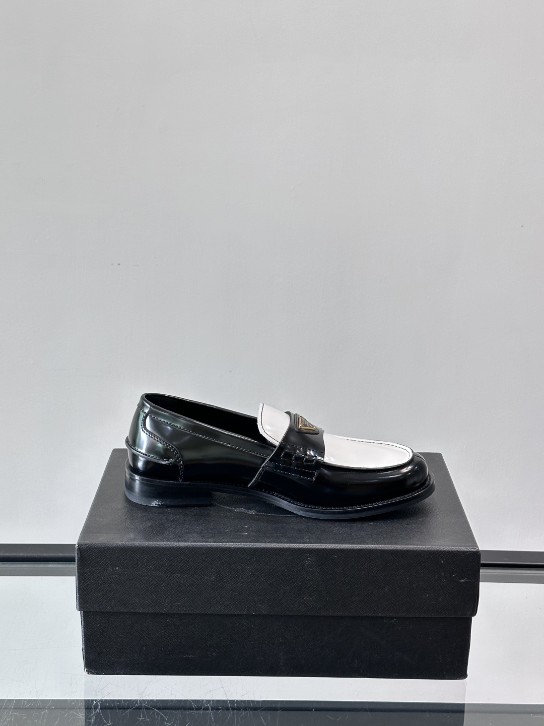 Prada/普拉达新款亮面皮革皮鞋👞采用意大利进口开边珠鞋面，大块拼接设计，耐穿不变形，重工打造，精致马