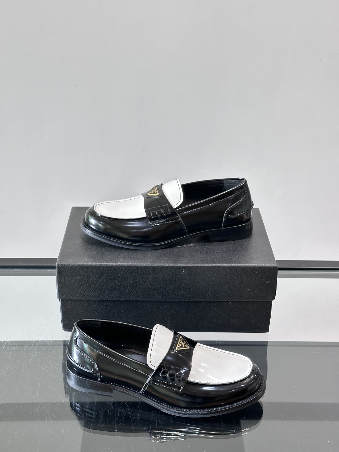 Prada/普拉达新款亮面皮革皮鞋👞采用意大利进口开边珠鞋面，大块拼接设计，耐穿不变形，重工打造，精致马