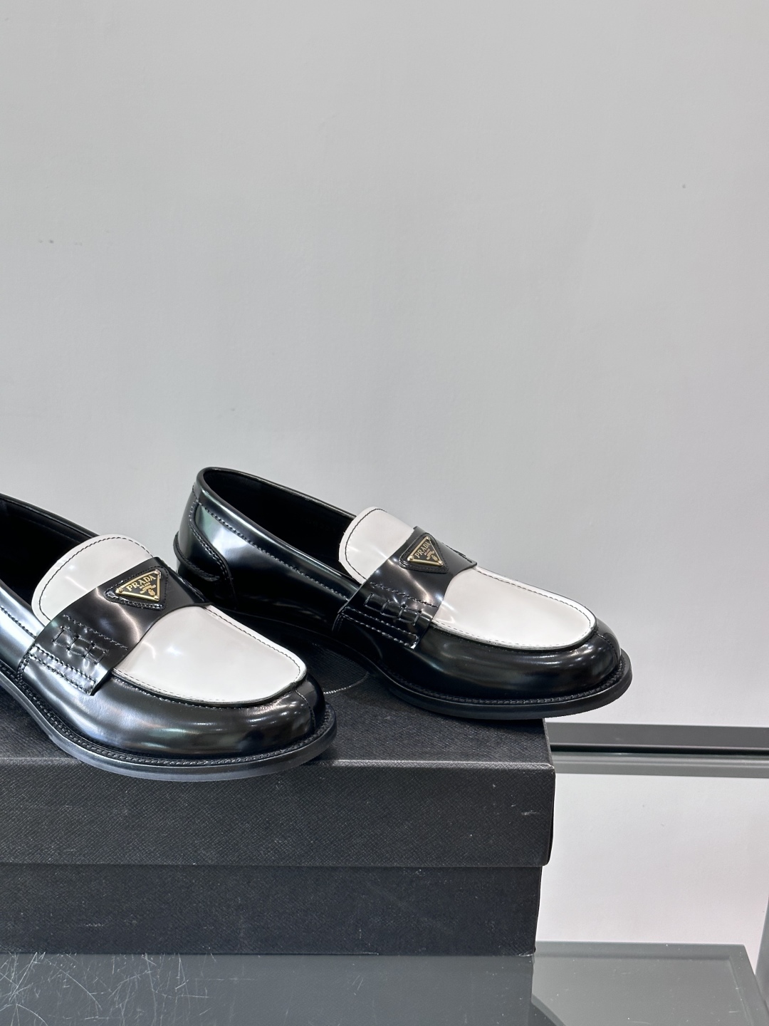 Prada/普拉达新款亮面皮革皮鞋👞采用意大利进口开边珠鞋面，大块拼接设计，耐穿不变形，重工打造，精致马