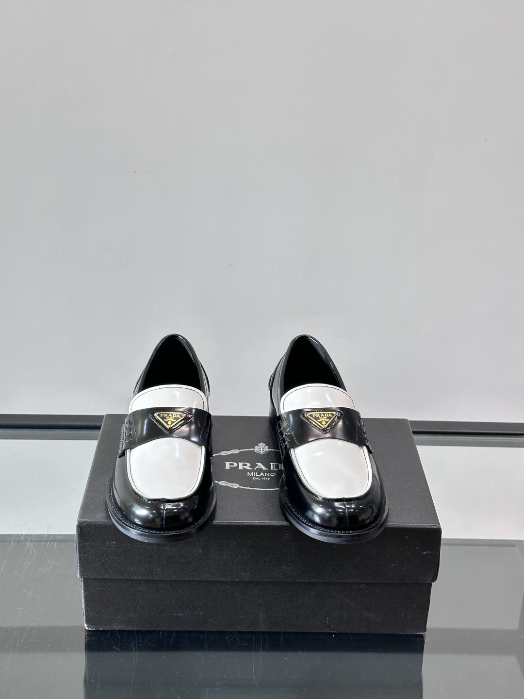 Prada/普拉达新款亮面皮革皮鞋👞采用意大利进口开边珠鞋面，大块拼接设计，耐穿不变形，重工打造，精致马